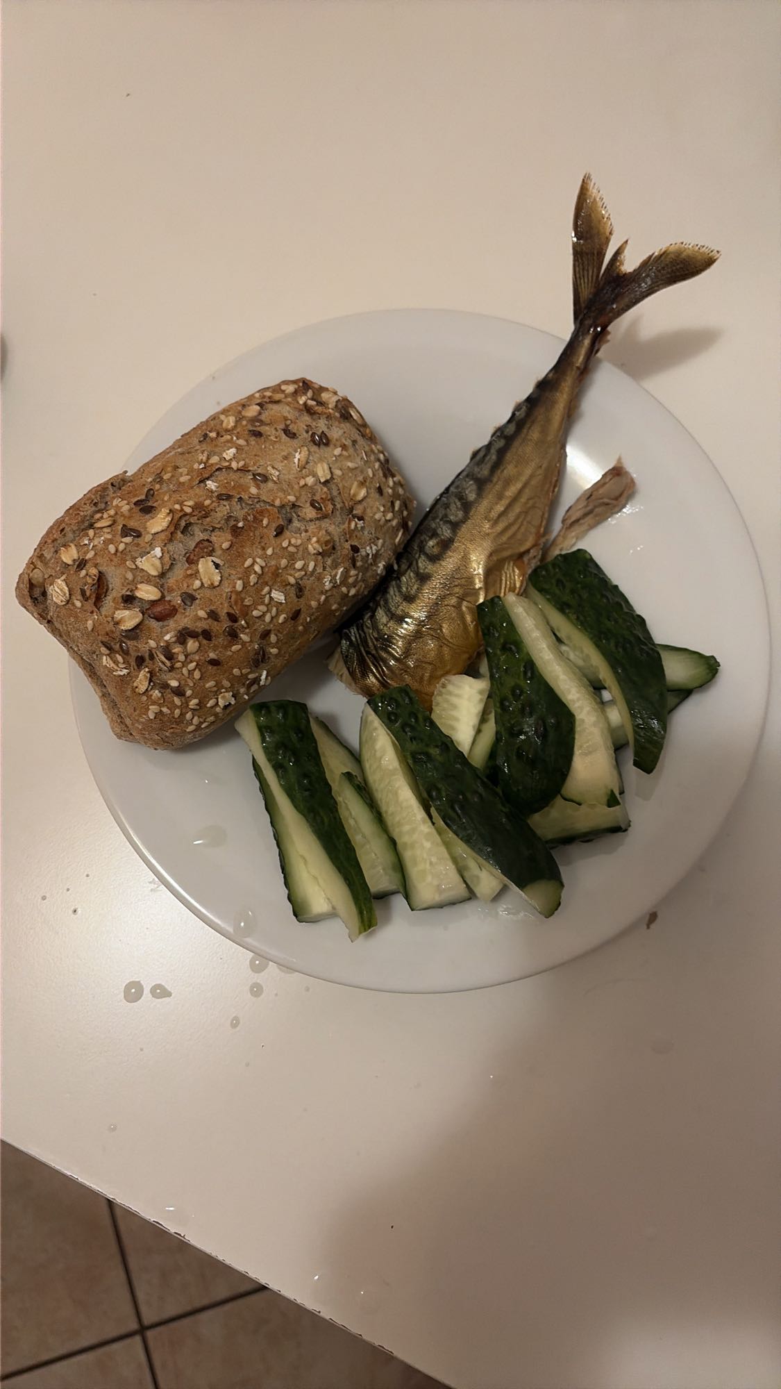 Скумбрия с хлебом и огурцом