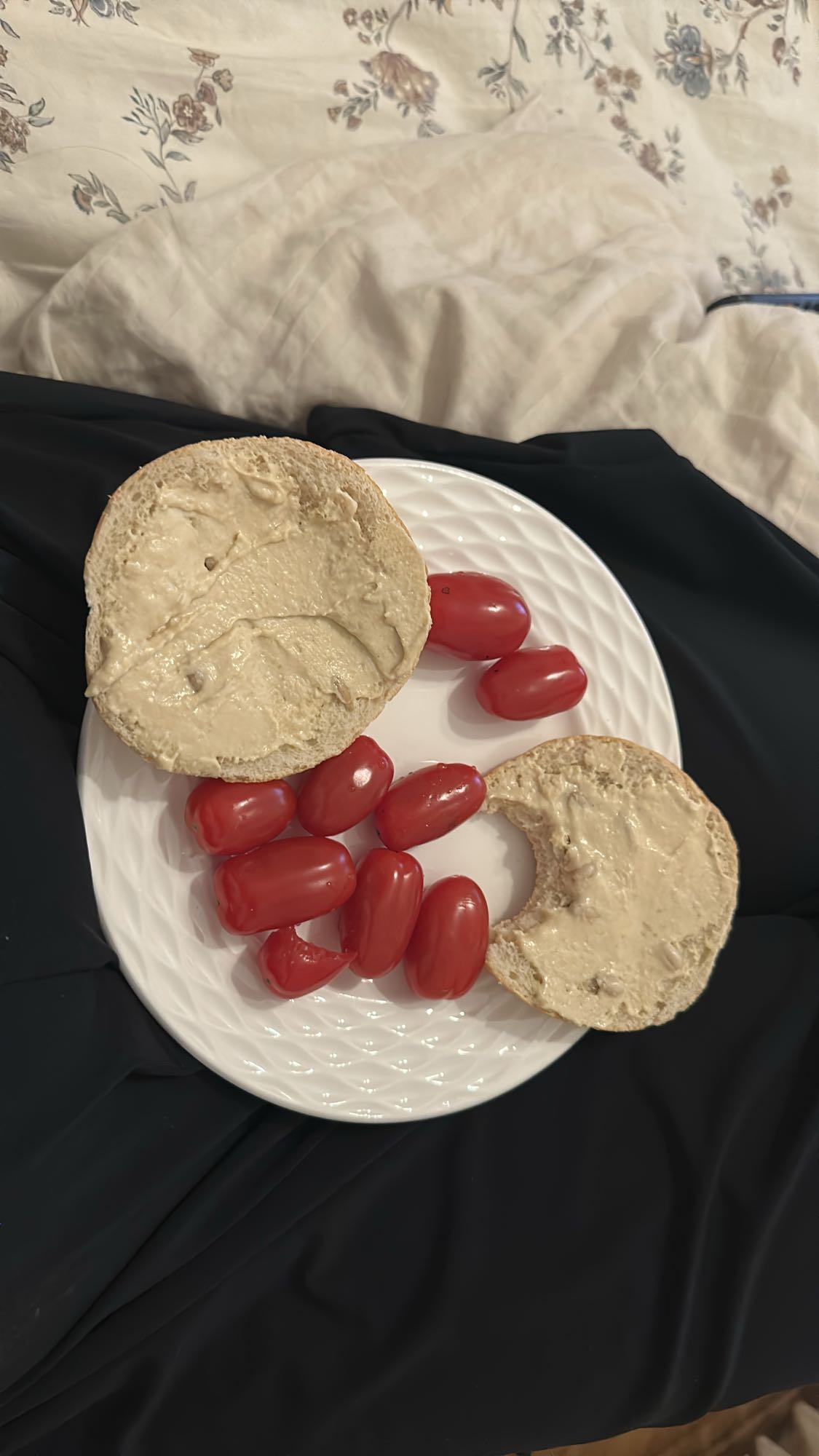 Hummus Bagel & Tomatoes