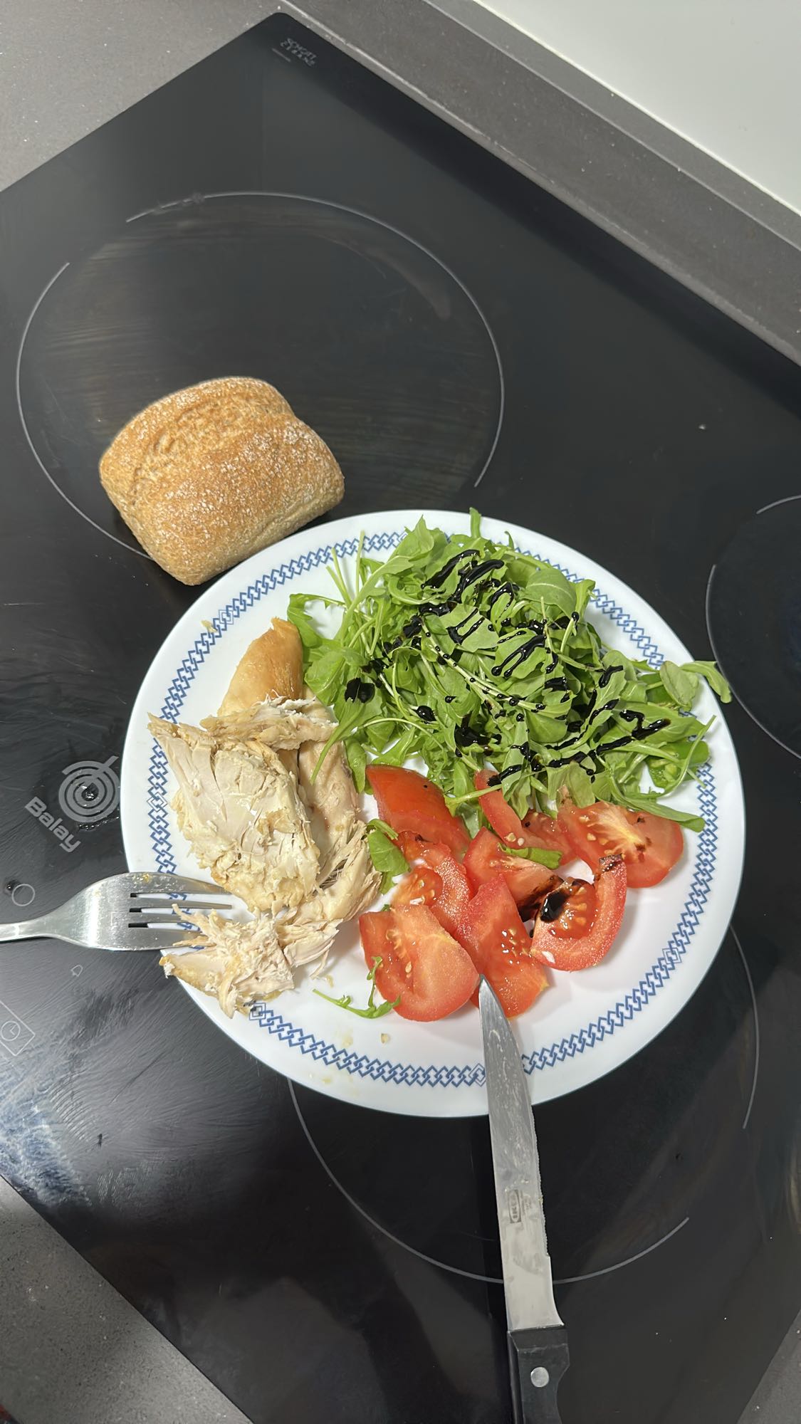 Pollo con ensalada y pan
