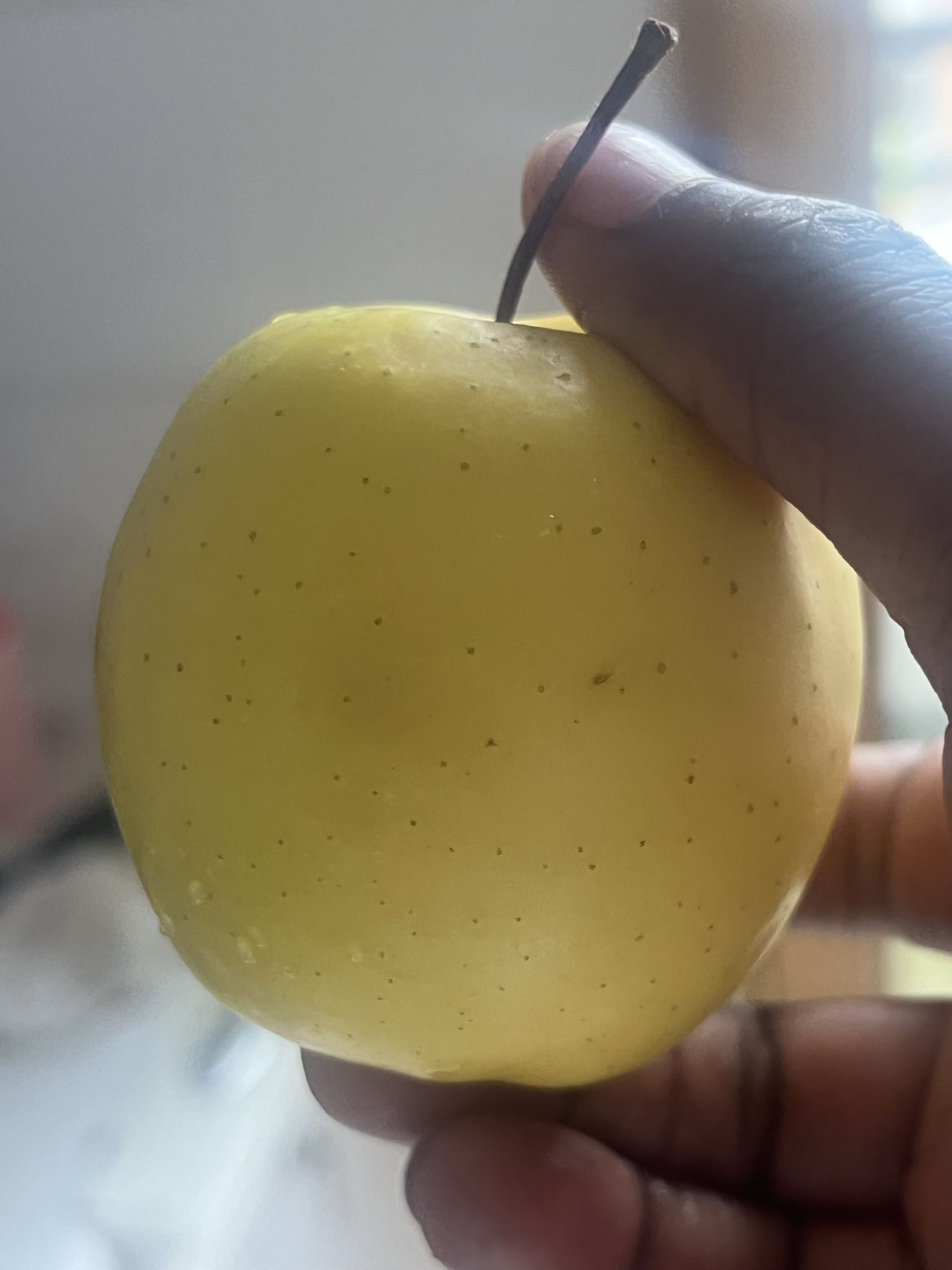 Pomme jaune entière