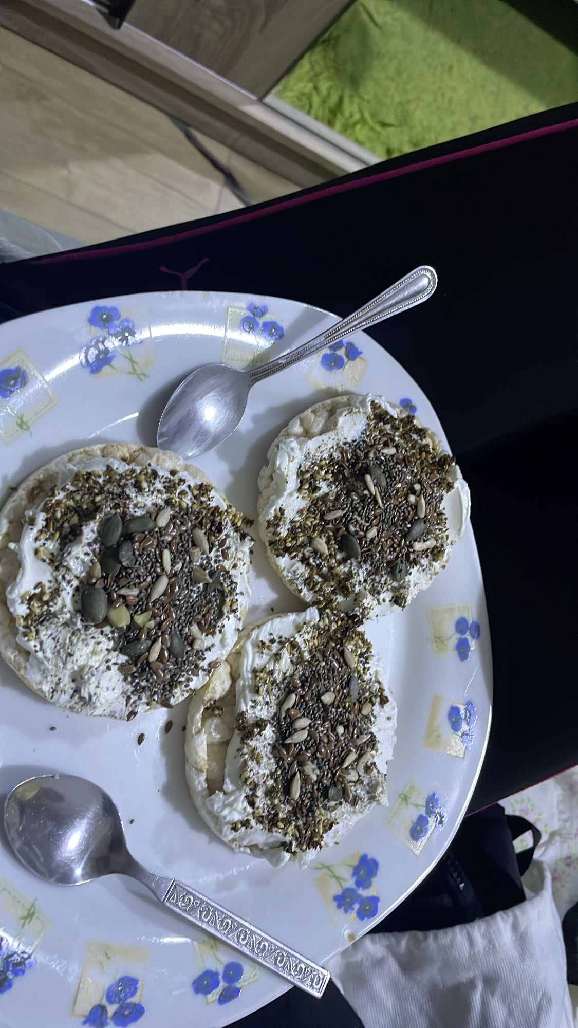 Rice cakes with seeds