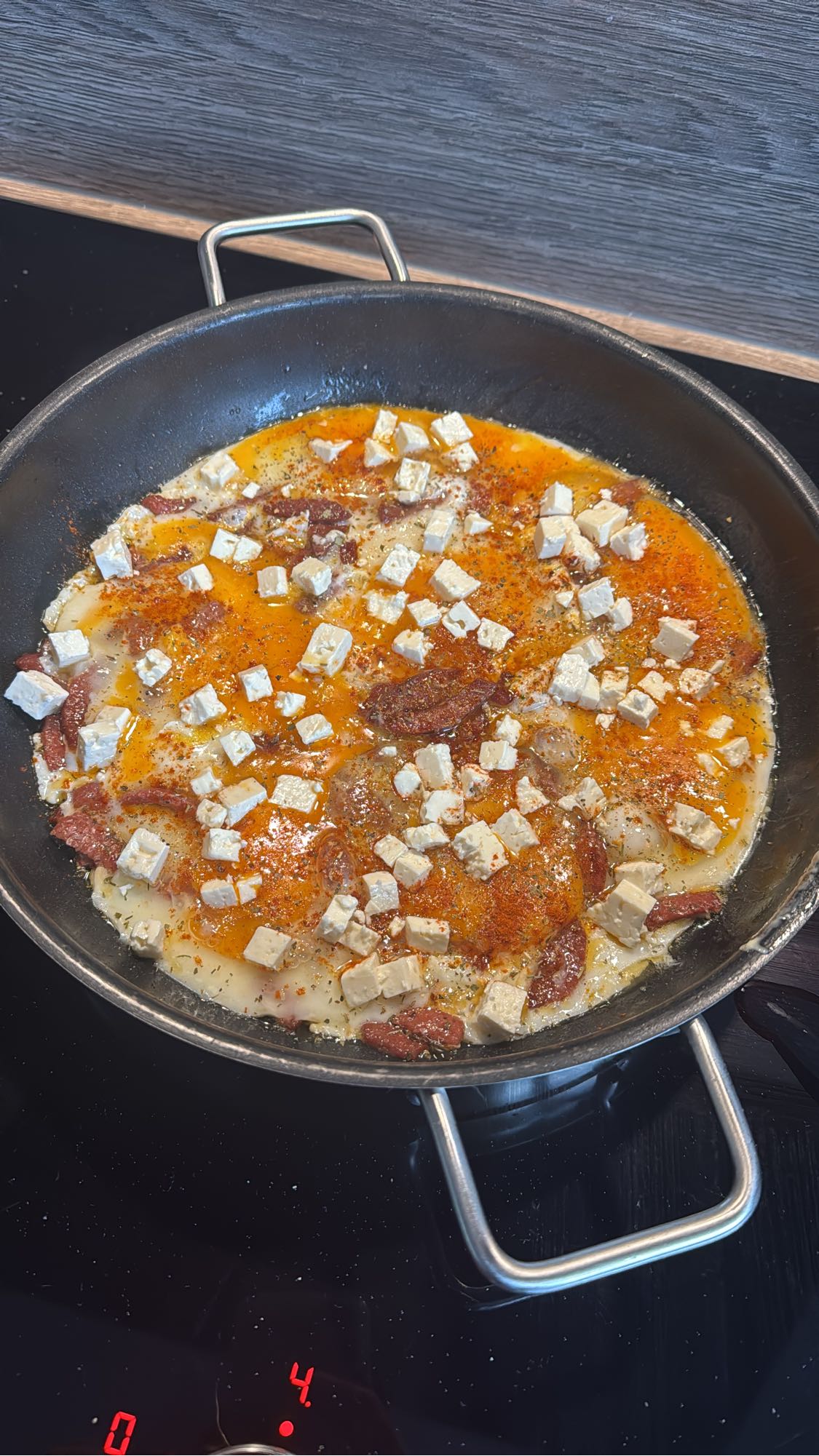 Gebakken eieren met worst