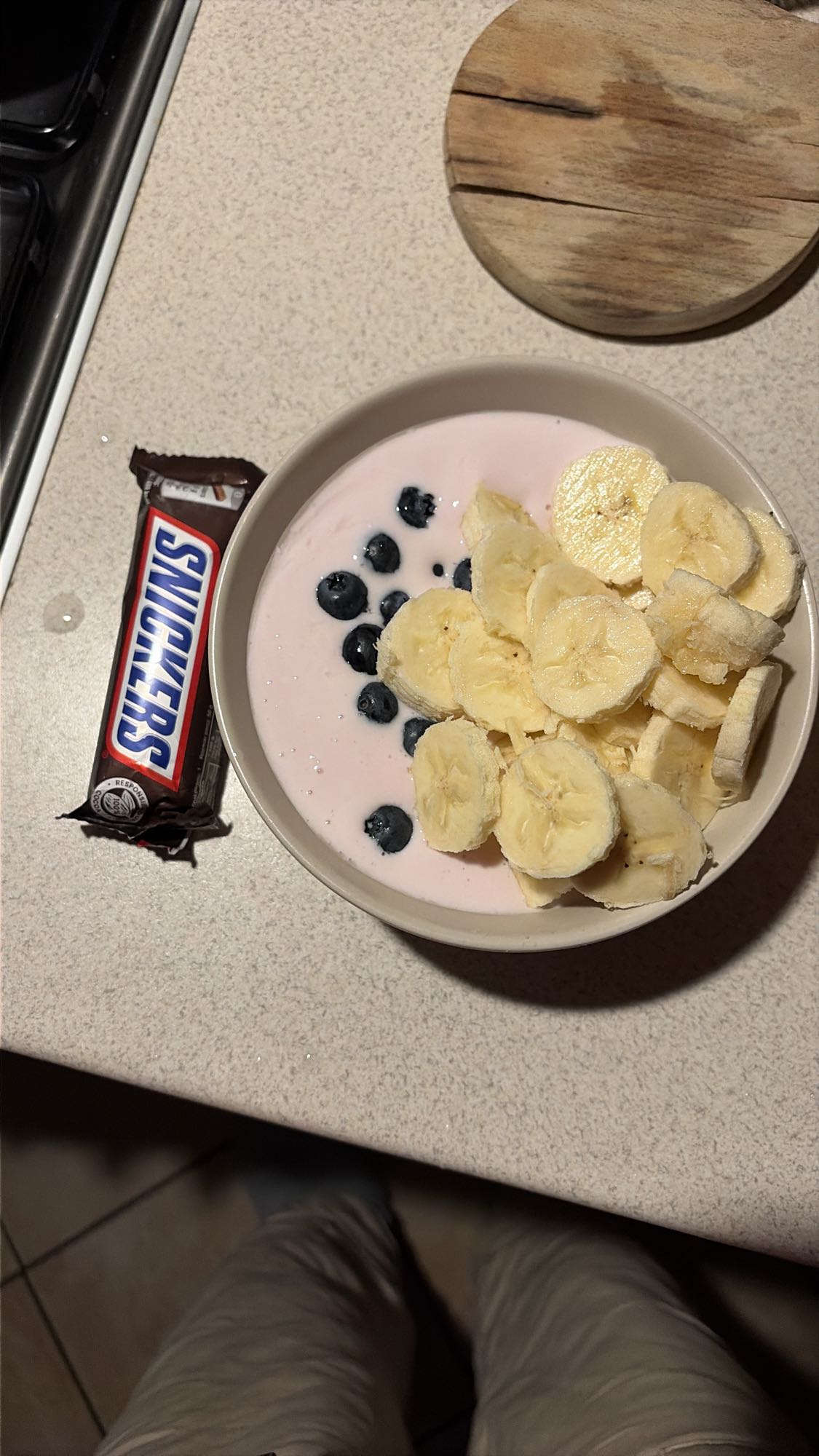 йогурт с фруктами и батончик