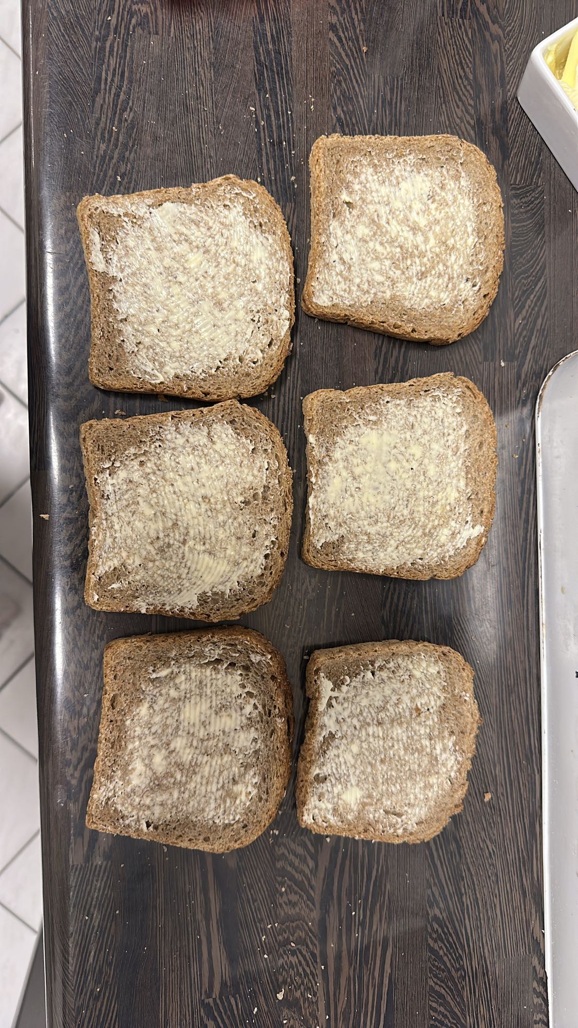 Chleb razowy z masłem