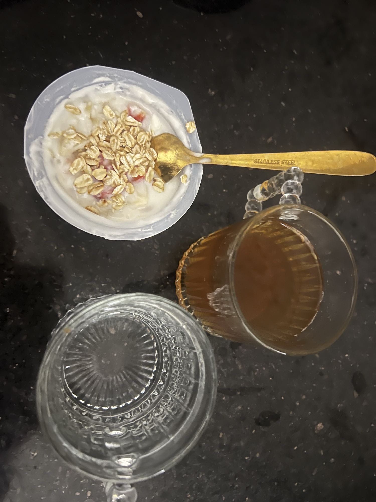 Yaourt, flocons d’avoine, thé