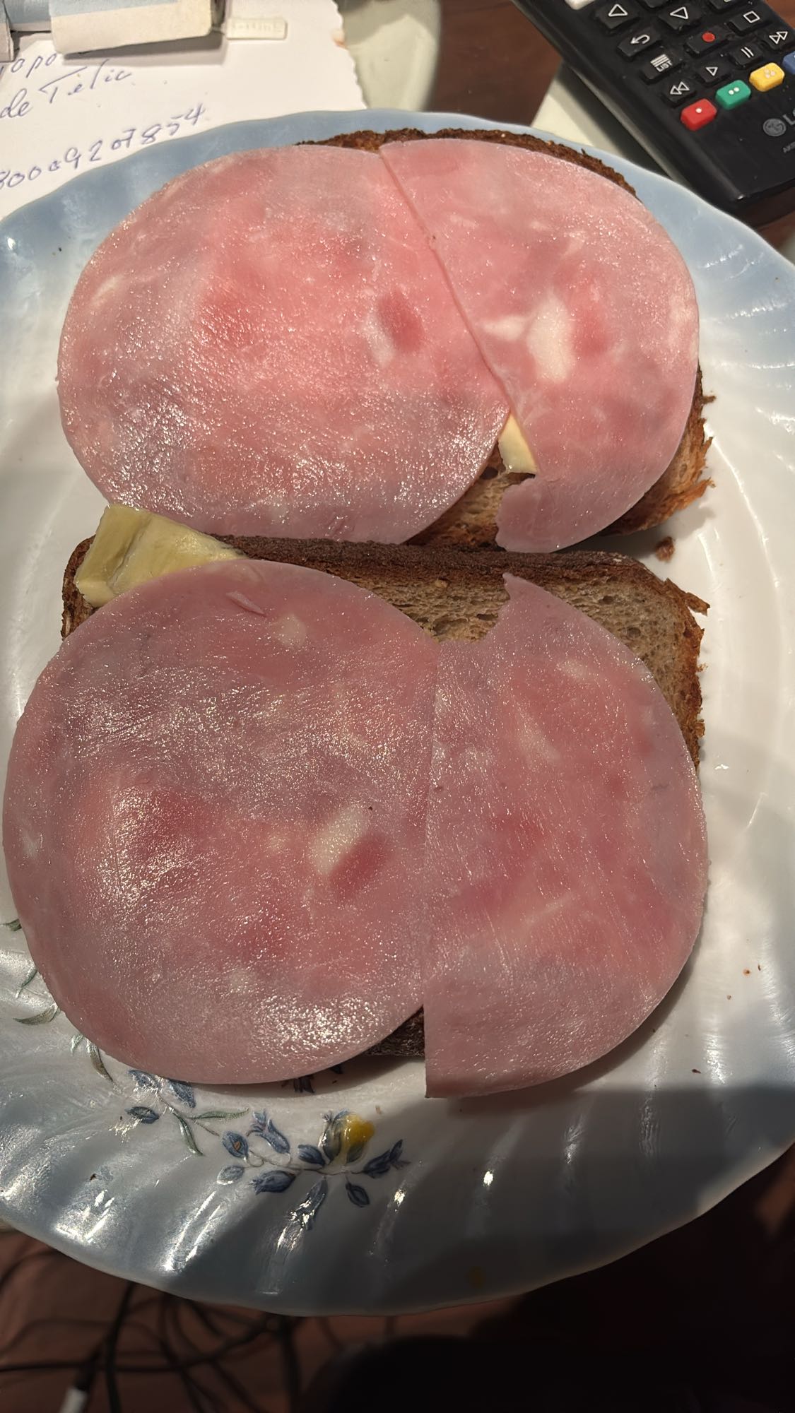 Skinke og tinesmør på grovbrød