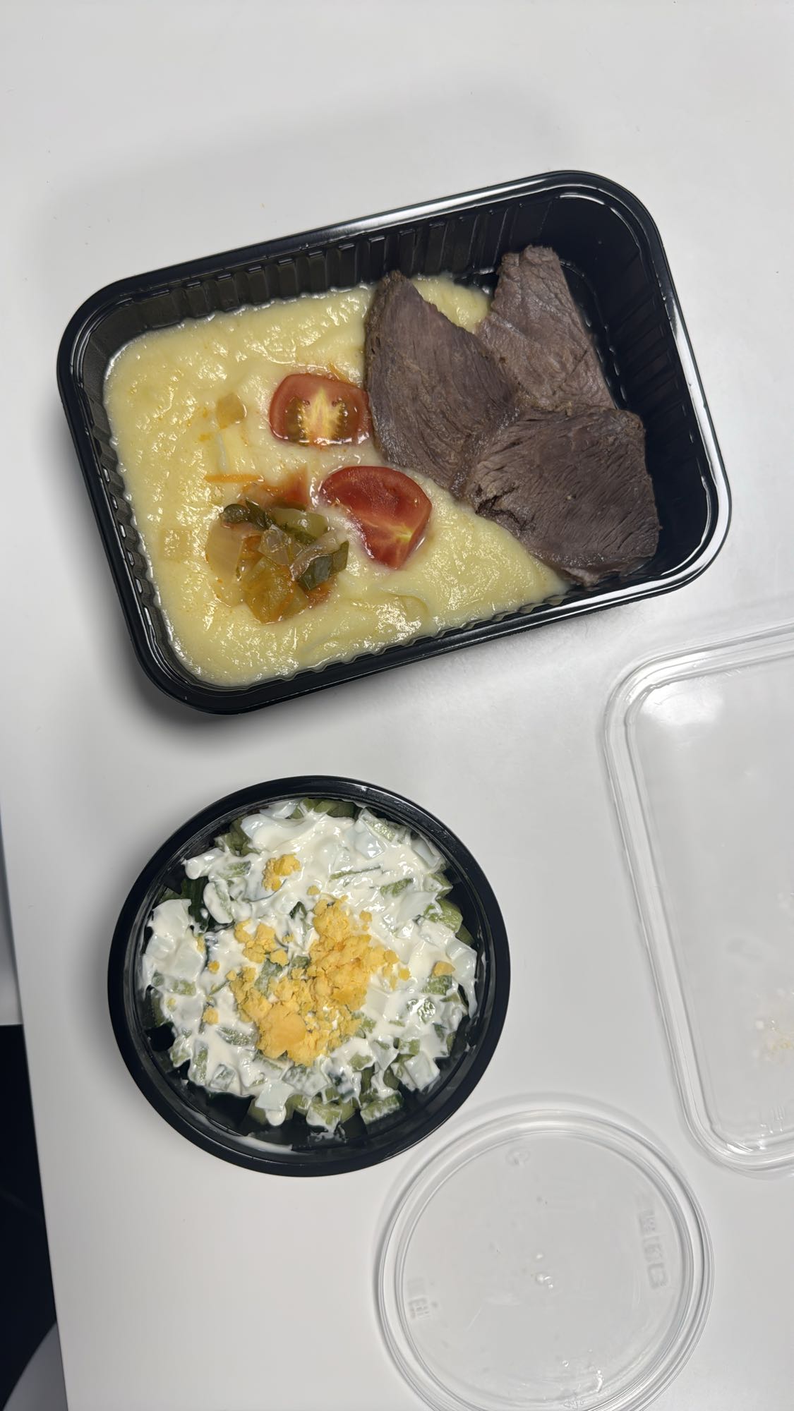 Говядина с пюре и салат