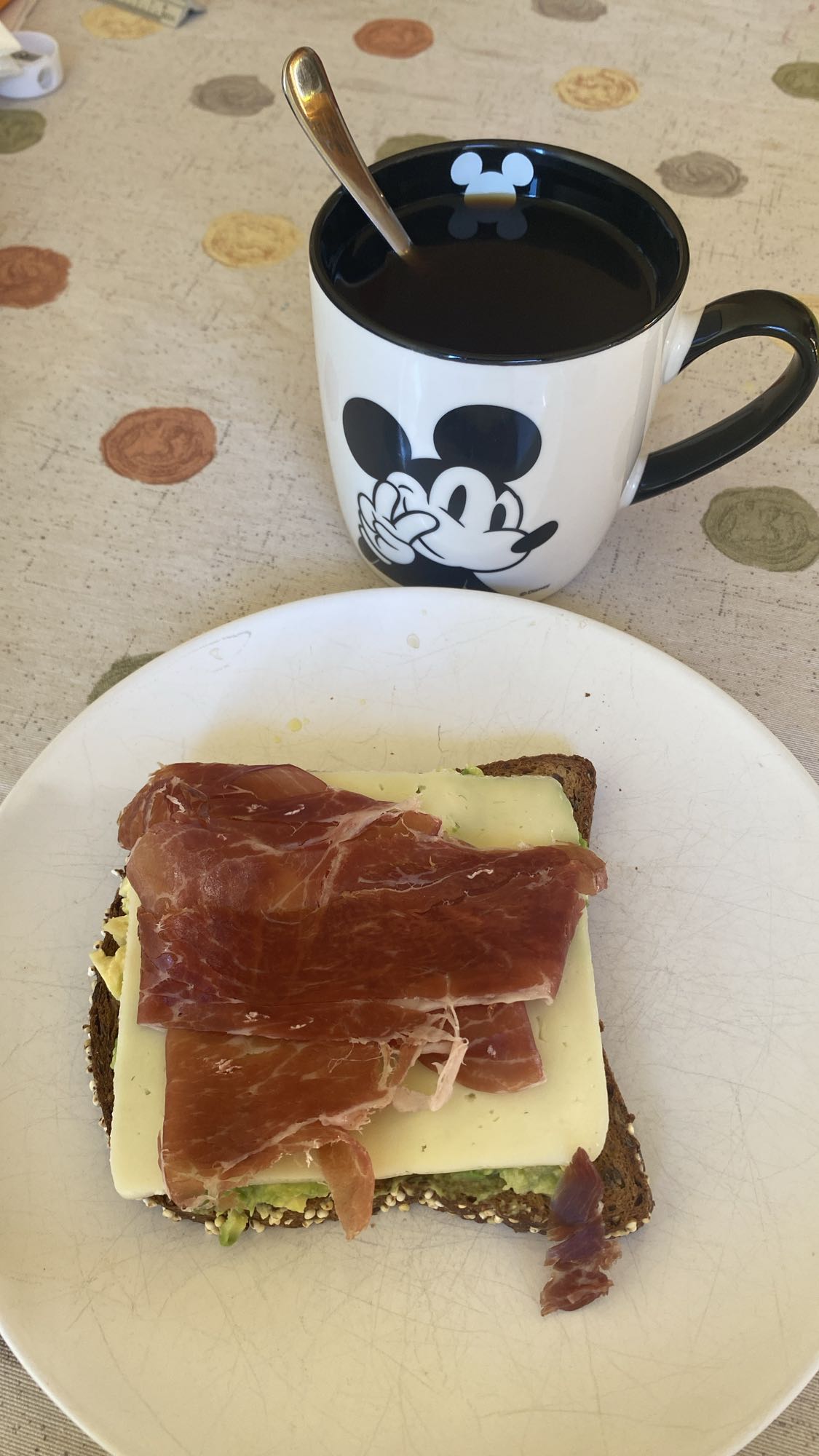 Tostada con jamón y café