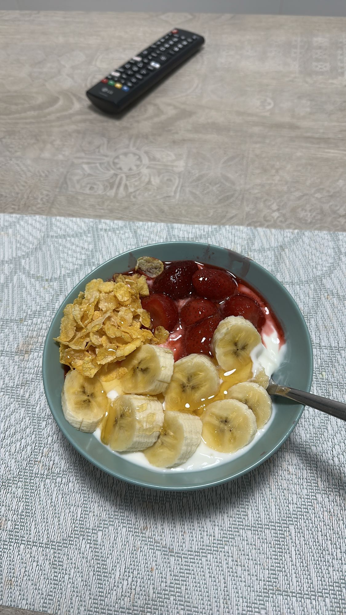 yogur con frutas y cereal