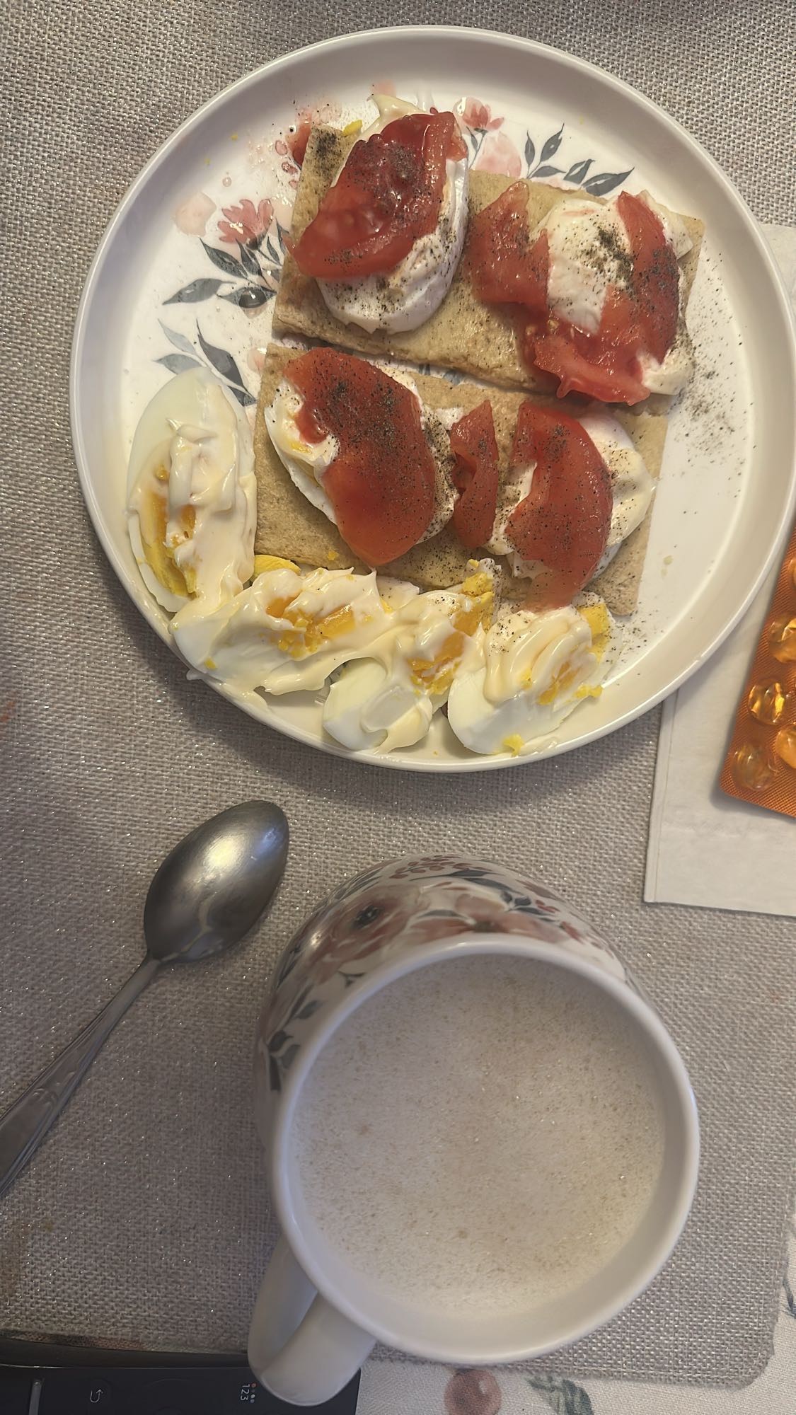 Jajka i chrupkie pieczywo