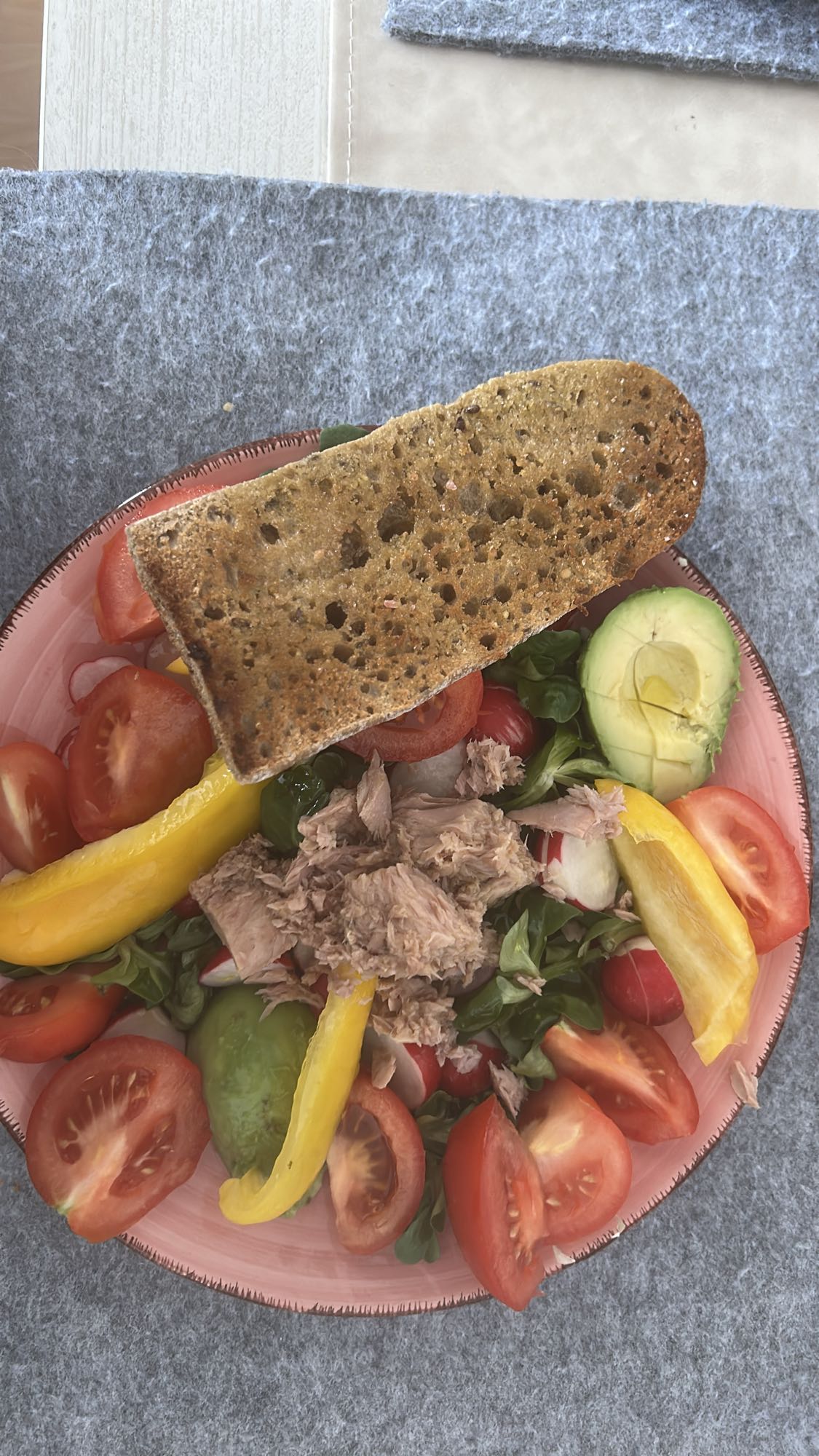 Ensalada con atún y pan
