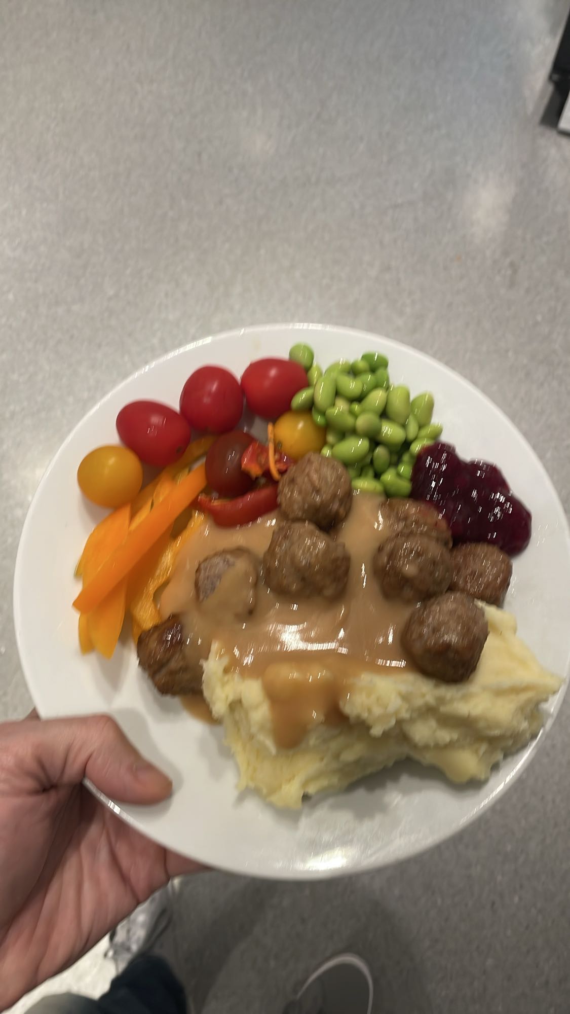 Köttbullar med mos och grönsaker