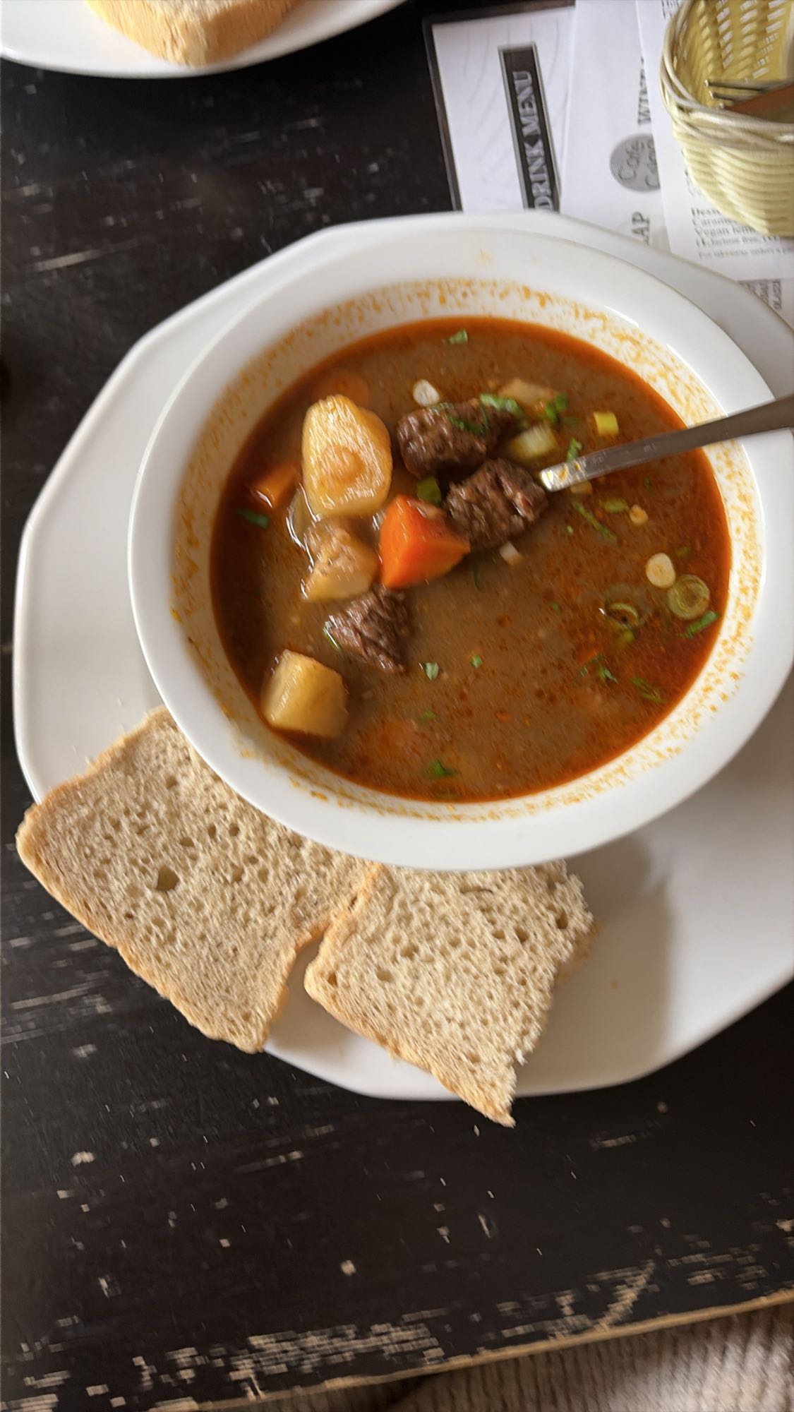 говяжий суп с хлебом