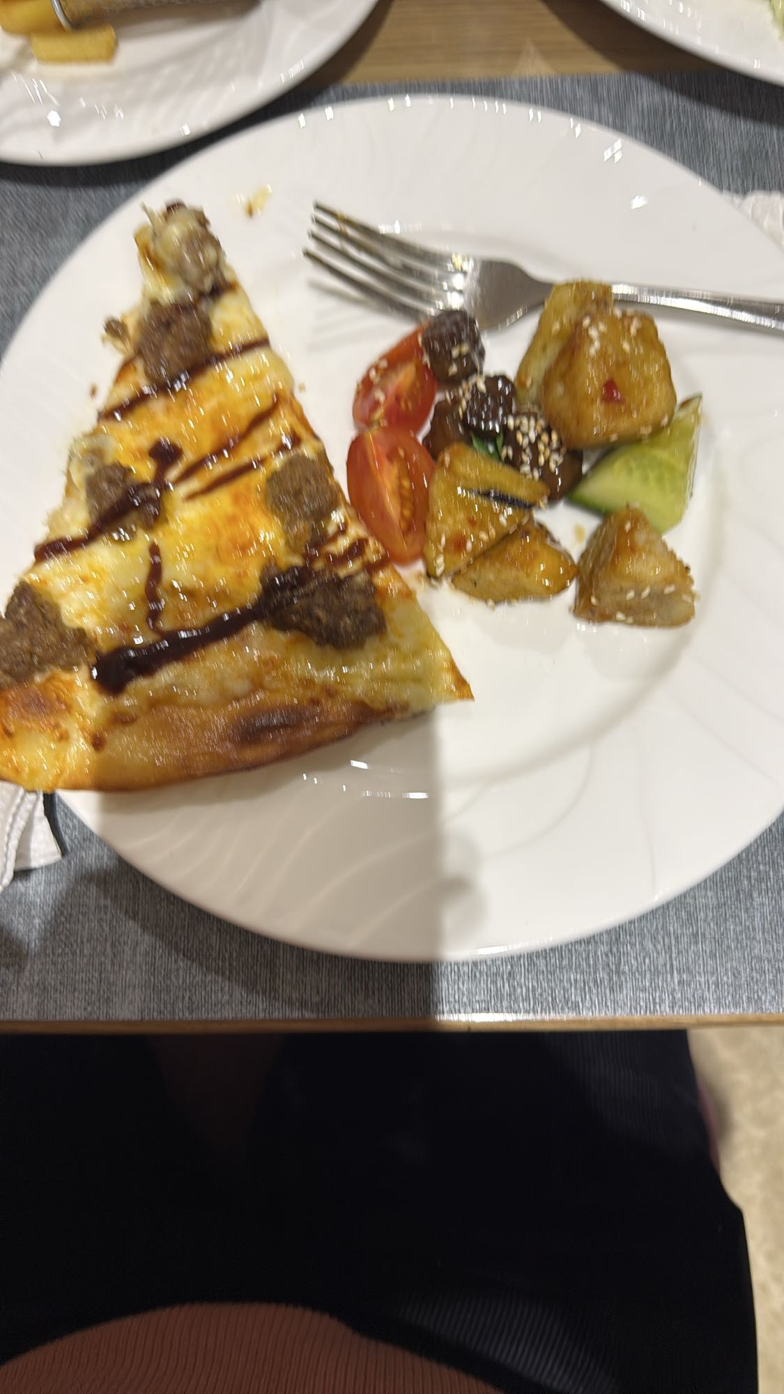 пицца с салатом