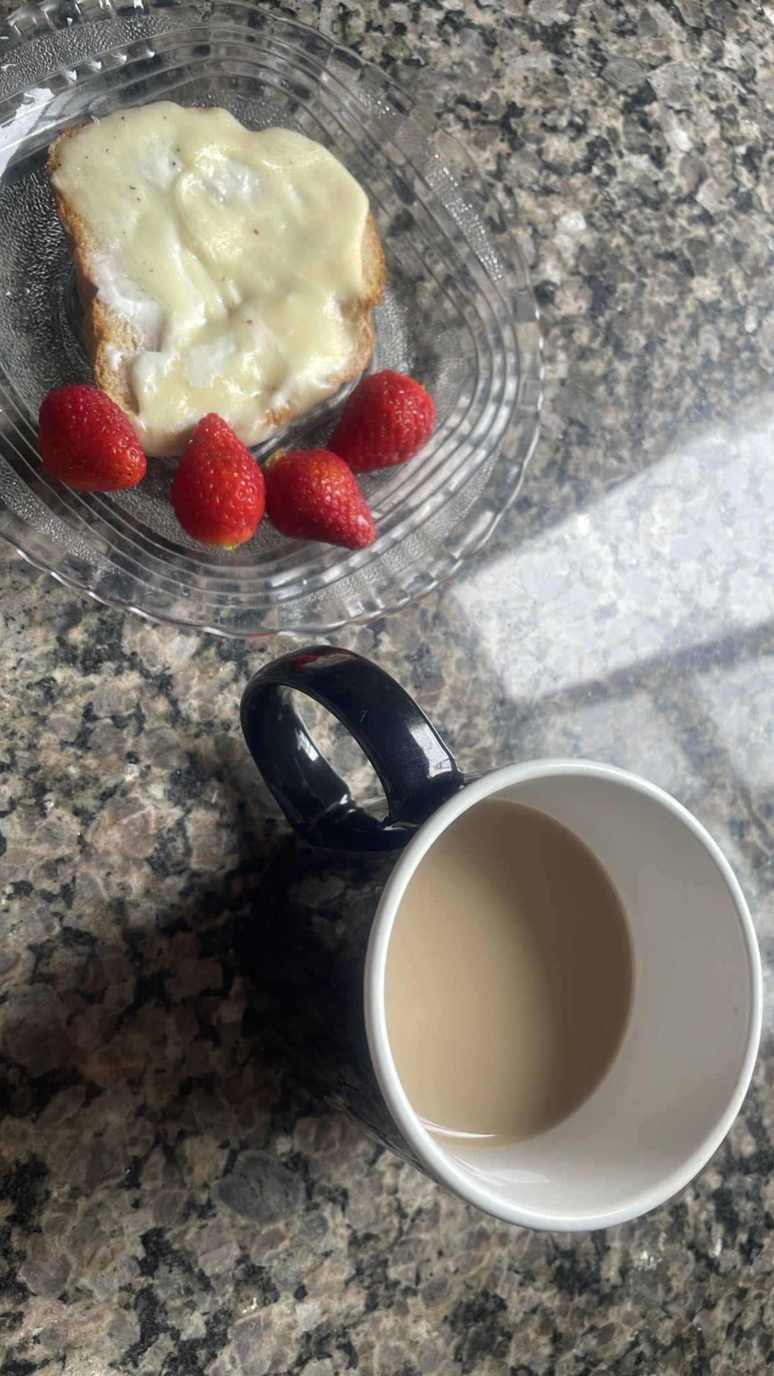 Pão com queijo e morangos