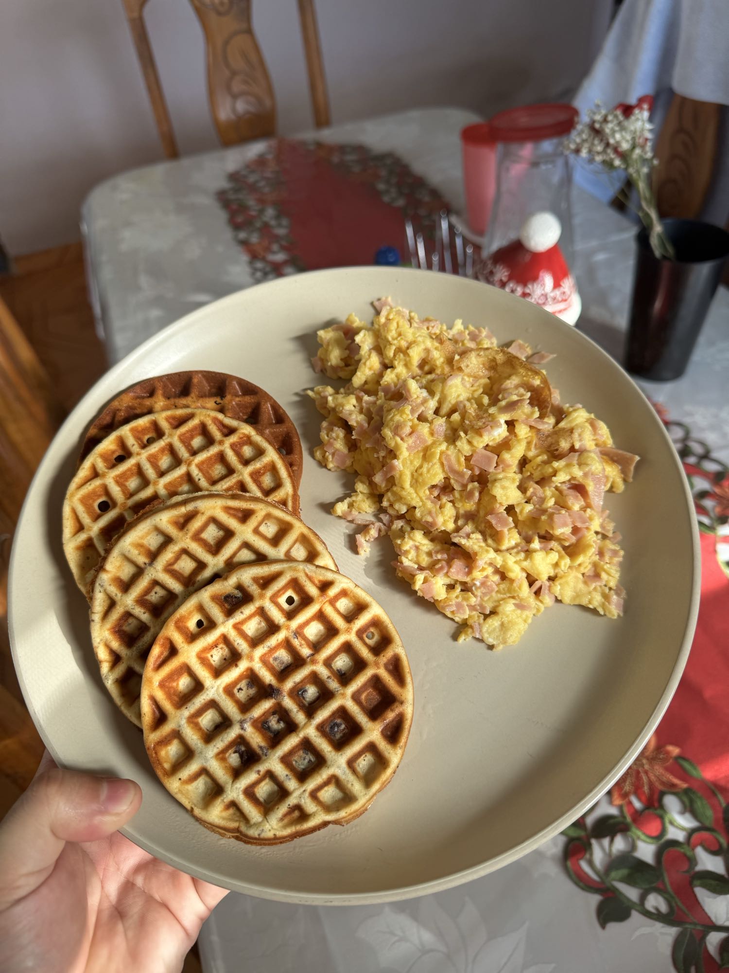 Gofres y huevos revueltos