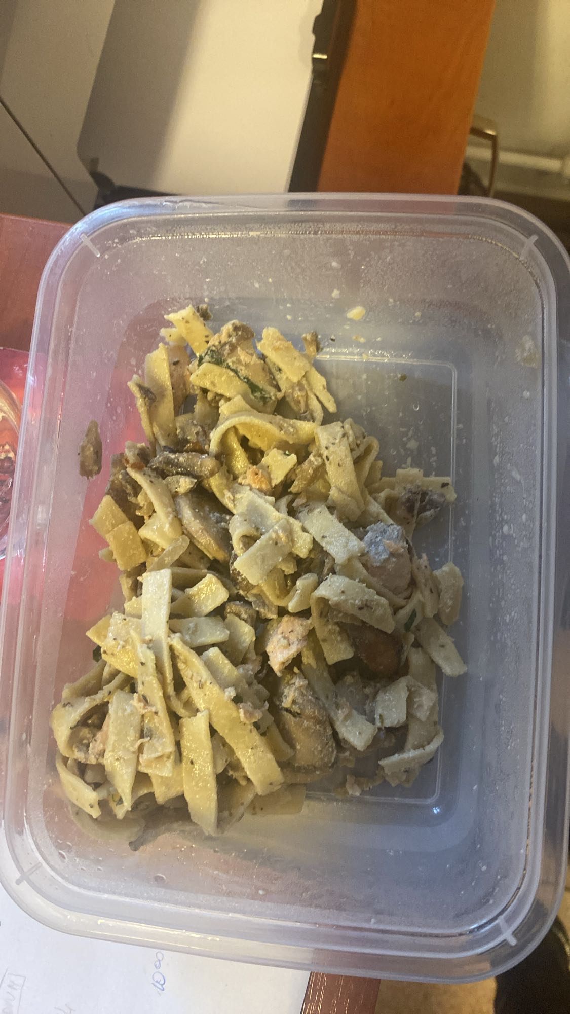 Makaron z łososiem i grzybami