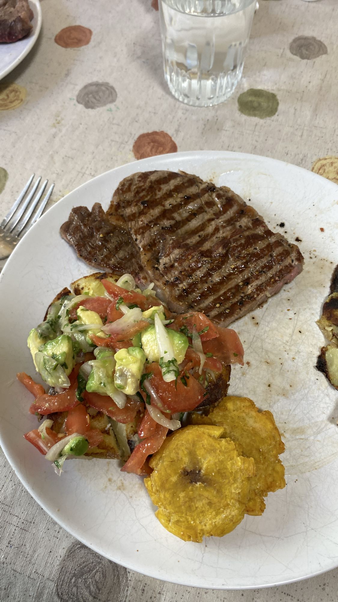 Carne con tostones y ensalada
