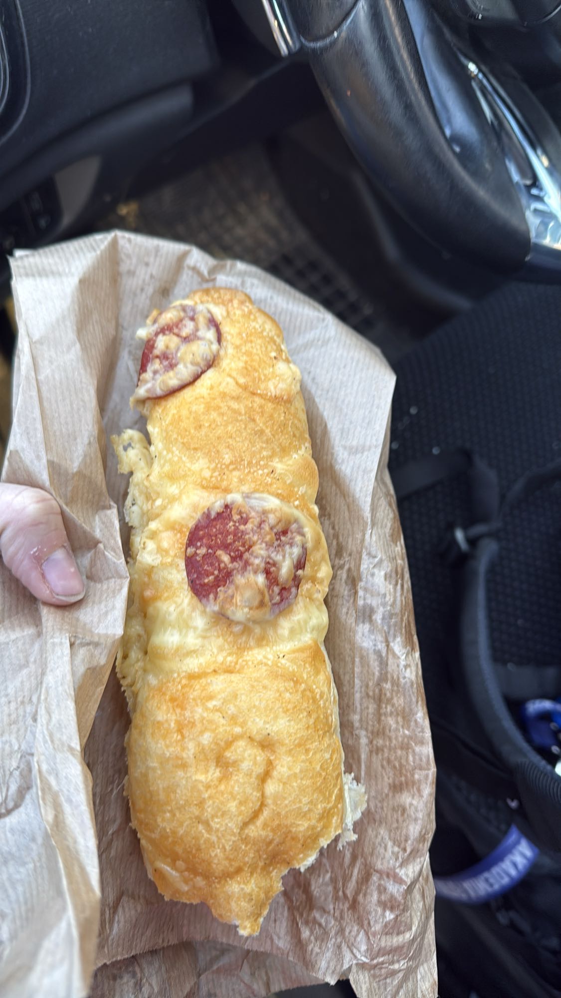 bułka z serem i salami