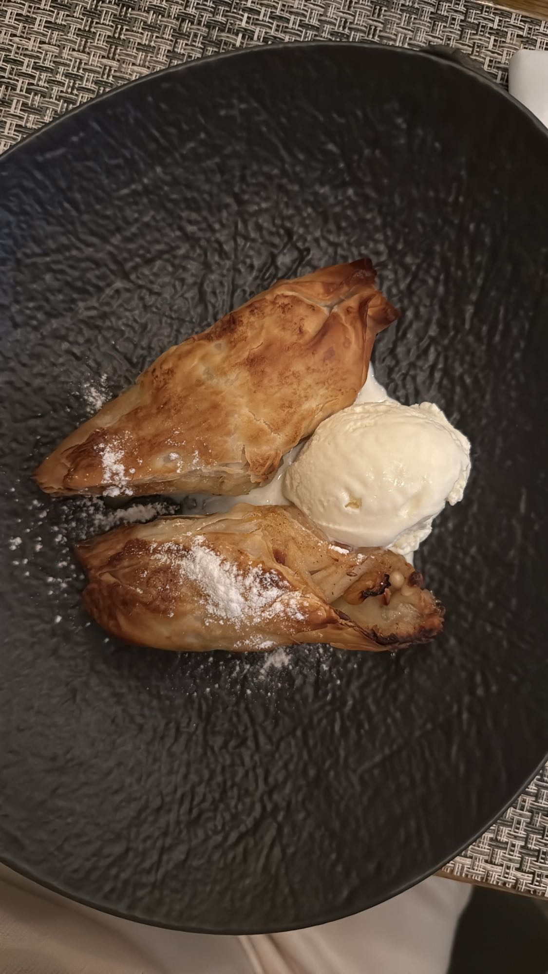 яблочный штрудель с мороженым