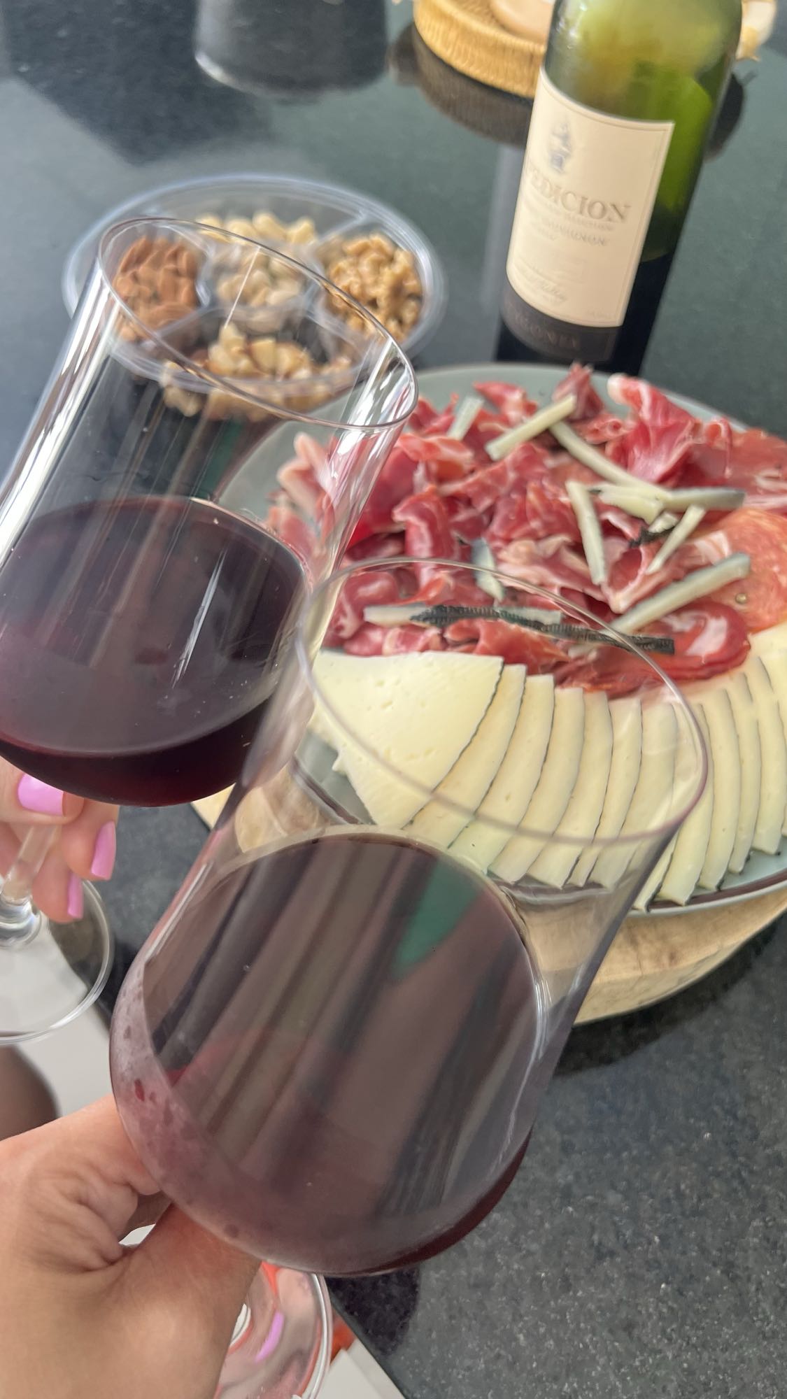 Tábua de frios e vinho
