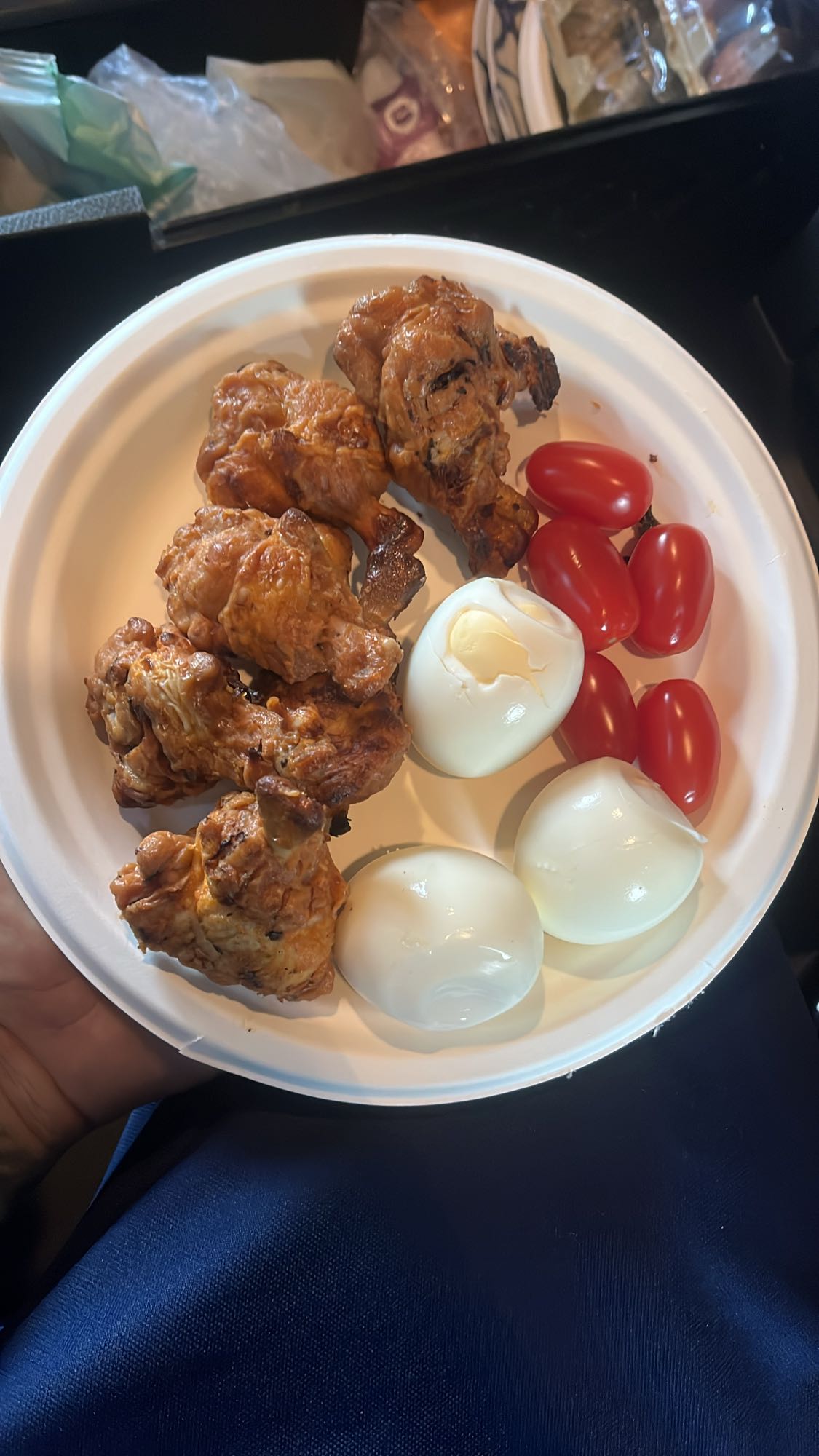 Pui, ouă și roșii