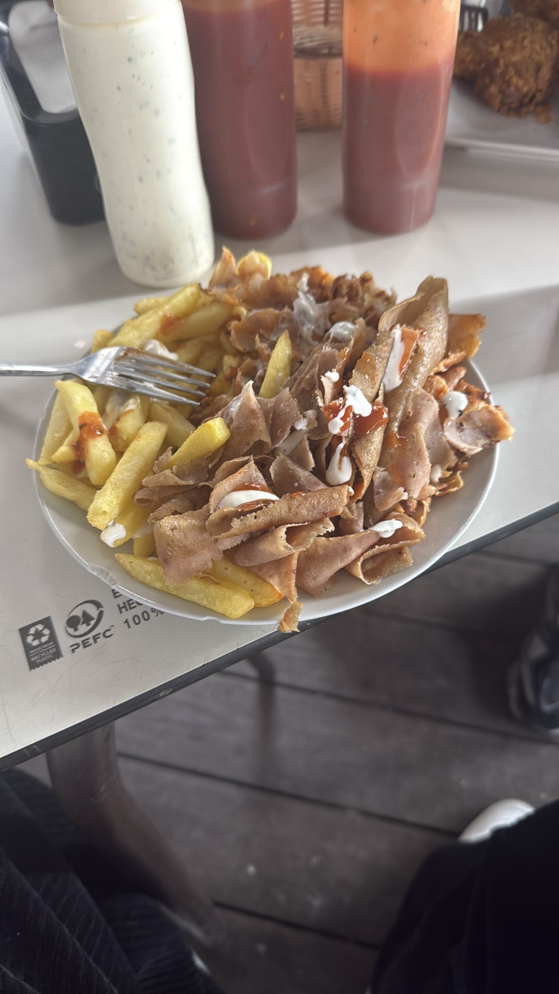 kebab con papas fritas
