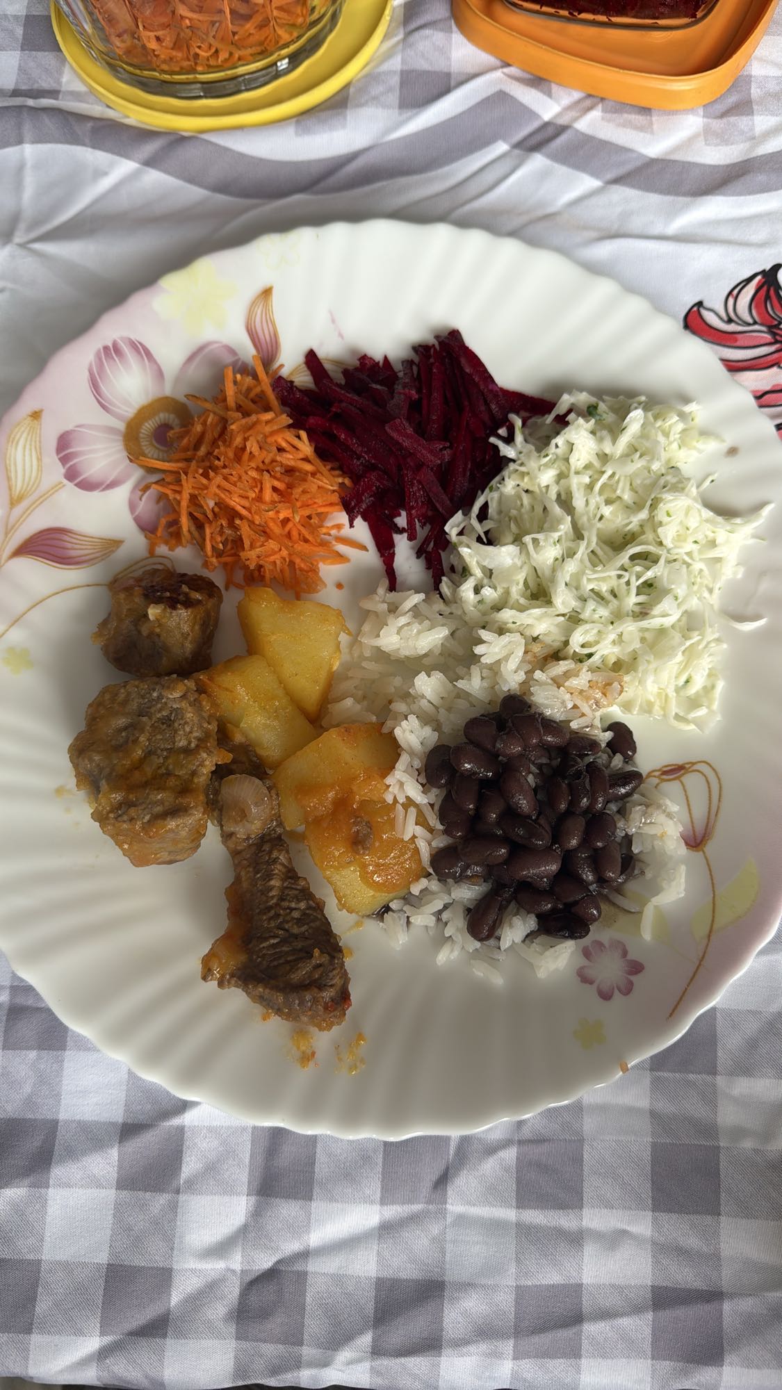 Prato com arroz e carne