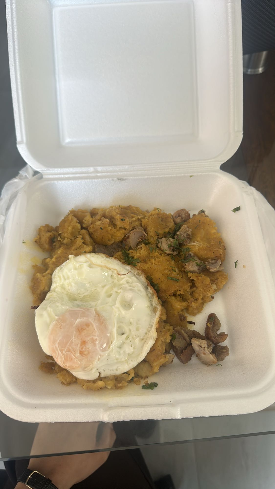 mofongo con huevo y cerdo