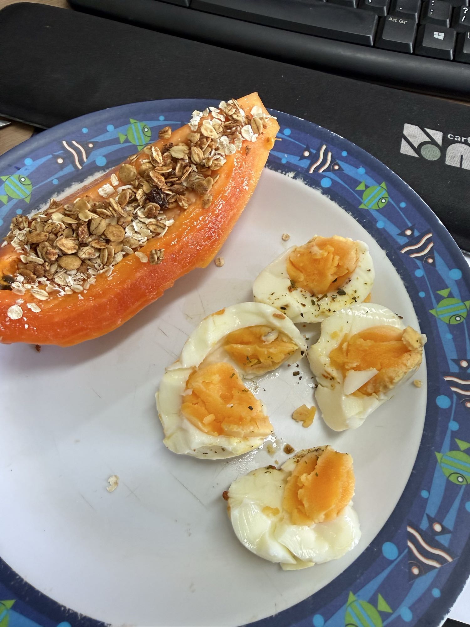 Mamão com ovos cozidos