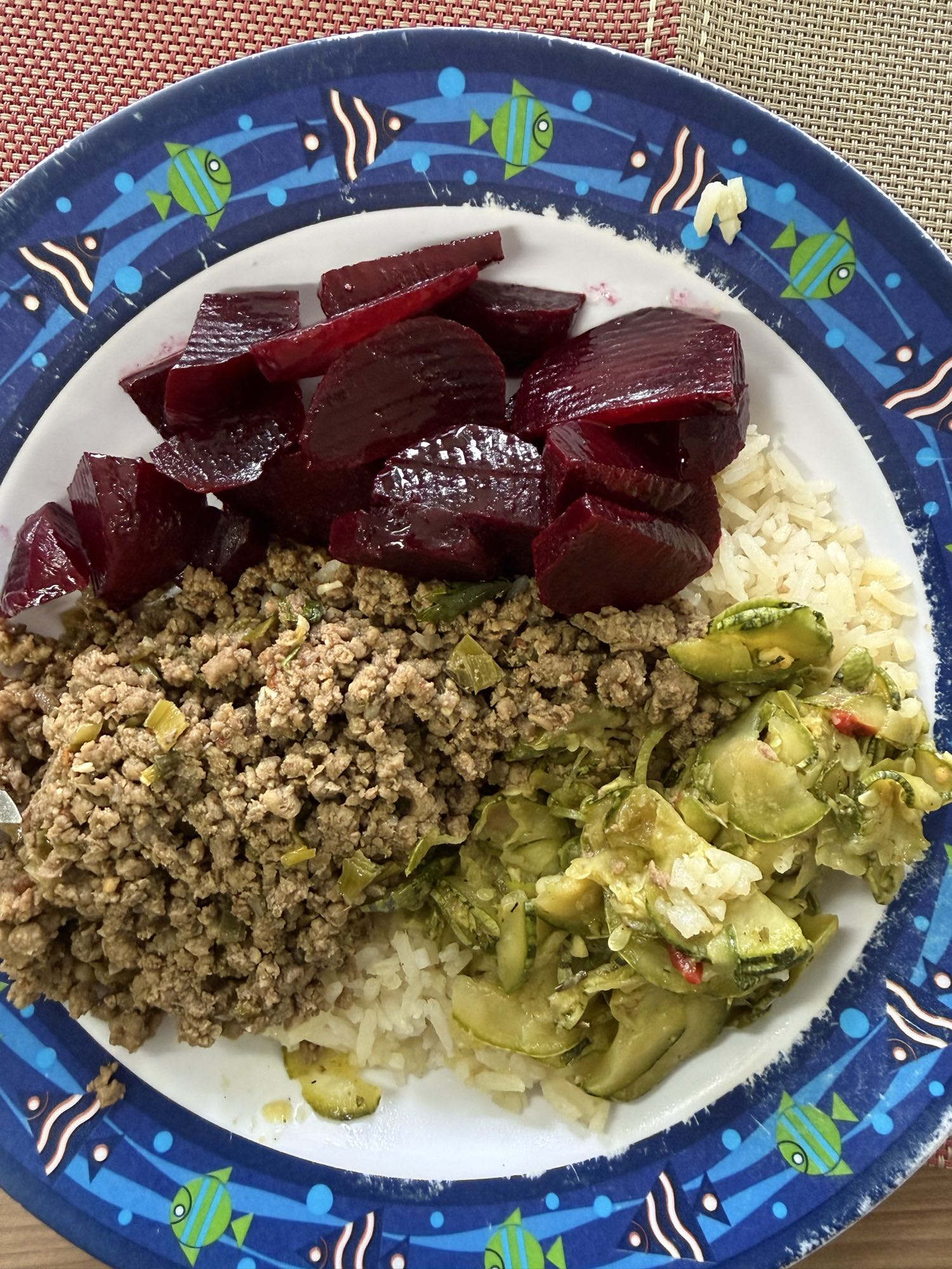 Carne moída, arroz, beterraba