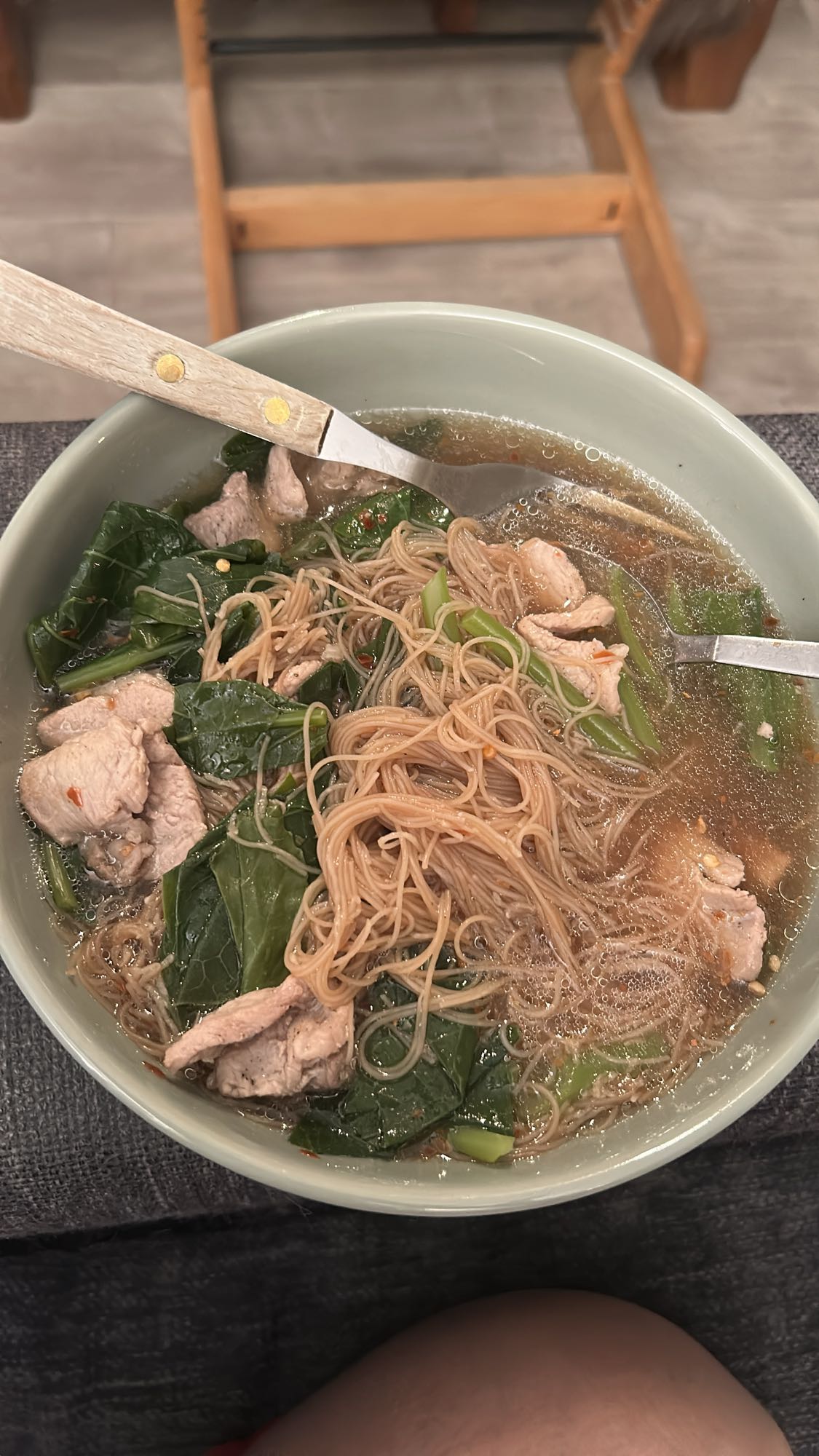 Risnudelsuppe med svin