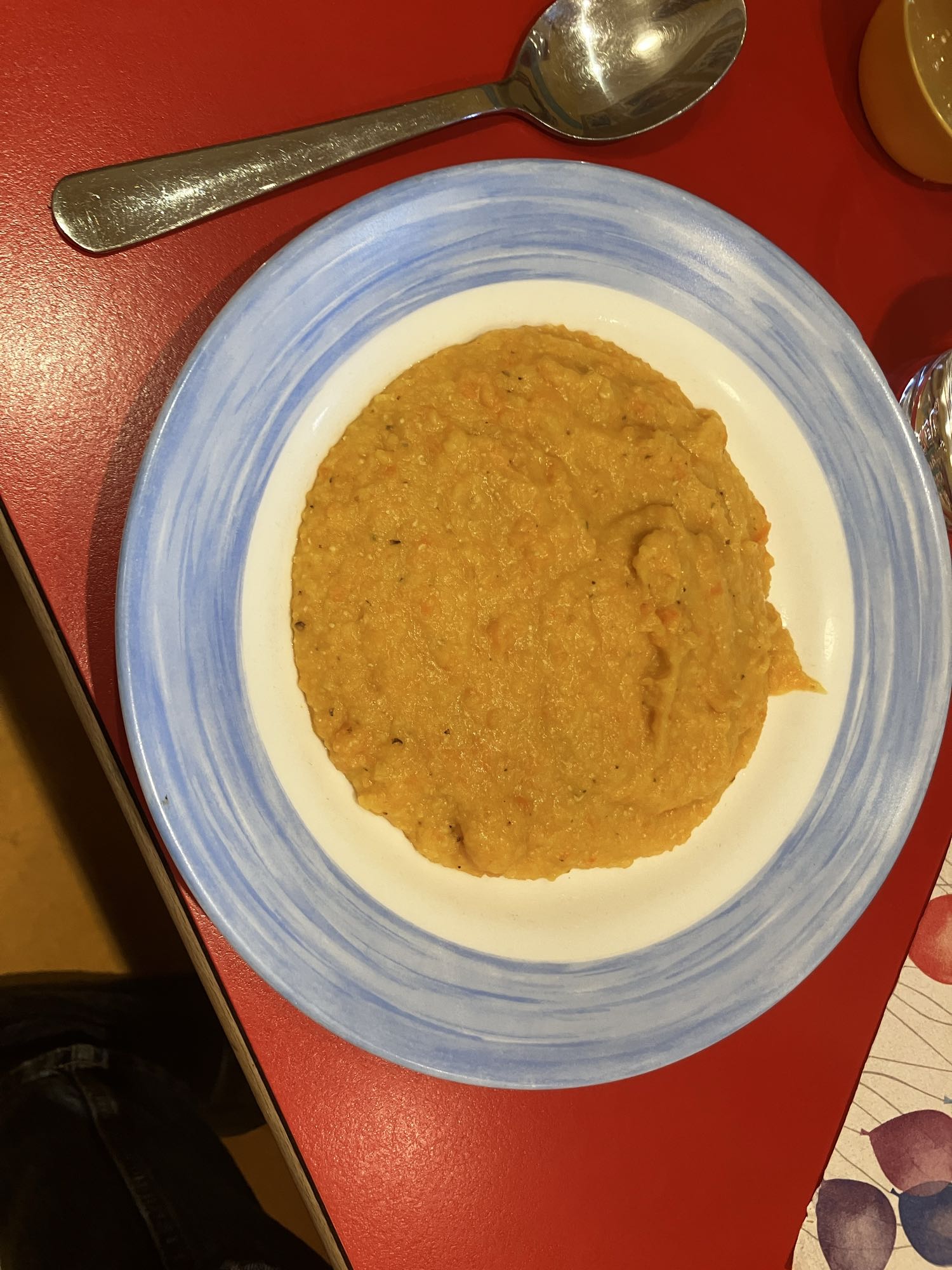 Sopa de lentilha rosa