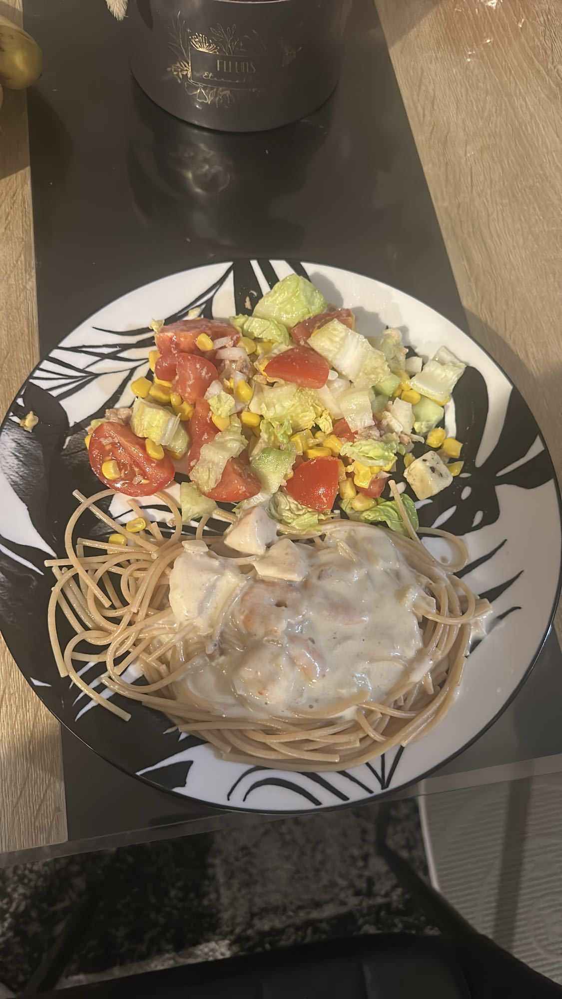 Spaghete cu pui si salata