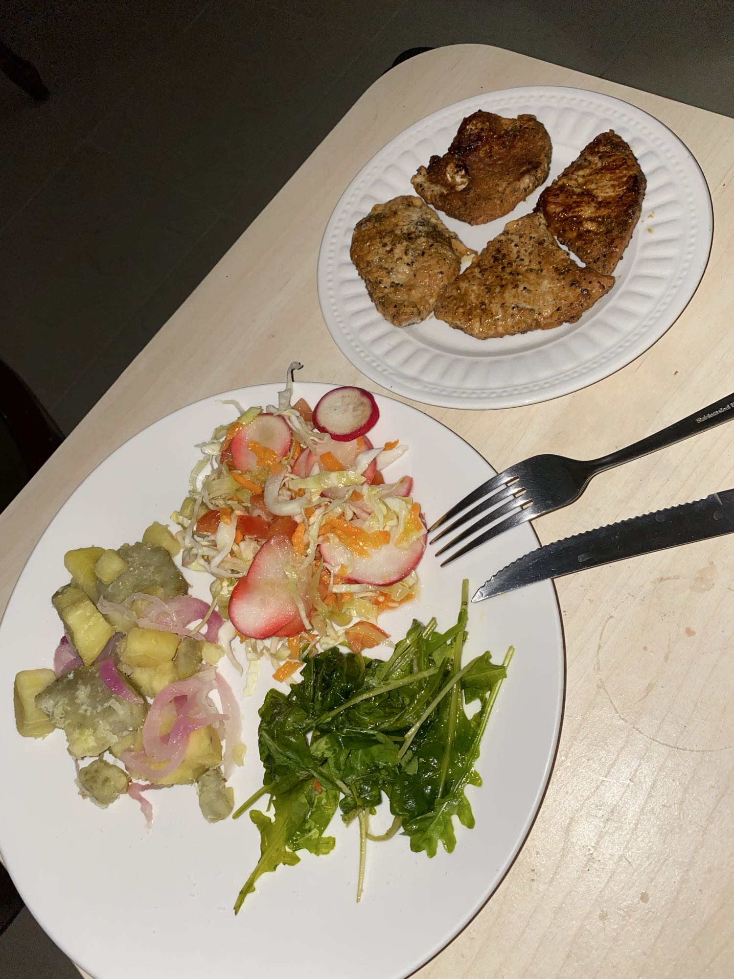 Lomo de cerdo, batata y ensalada