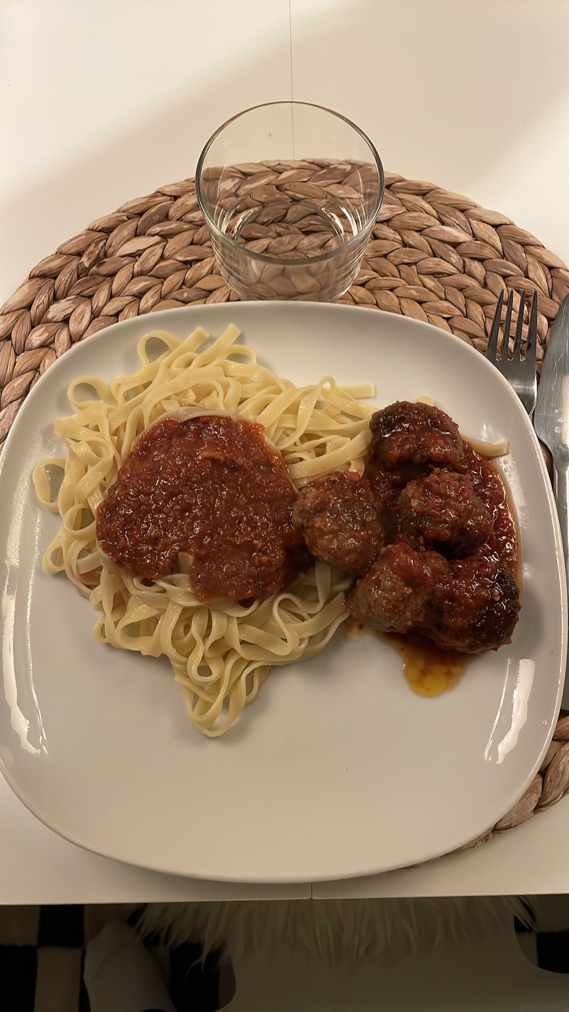 Pasta med köttbullar