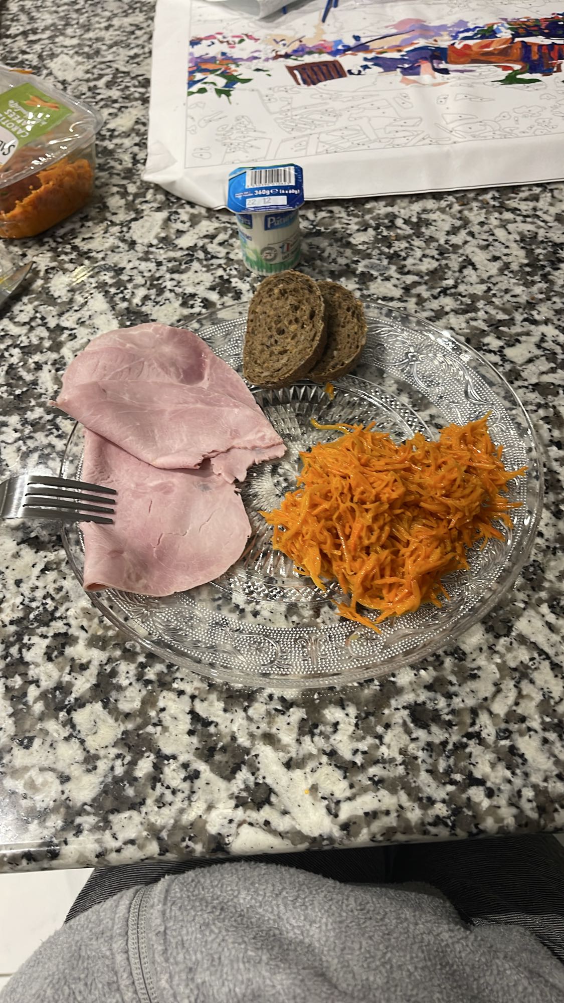 Assiette jambon carottes pain