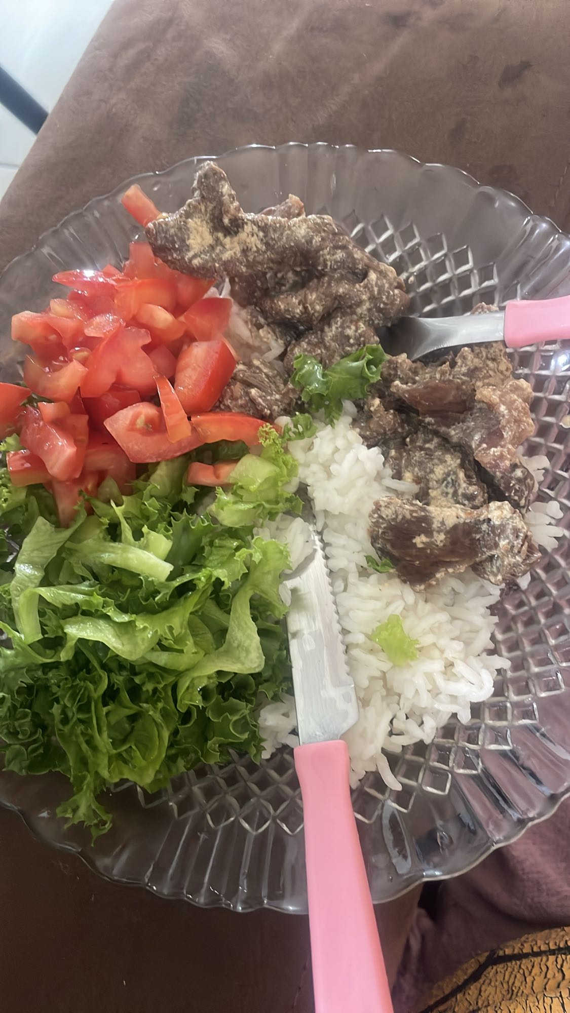 Arroz, carne, salada