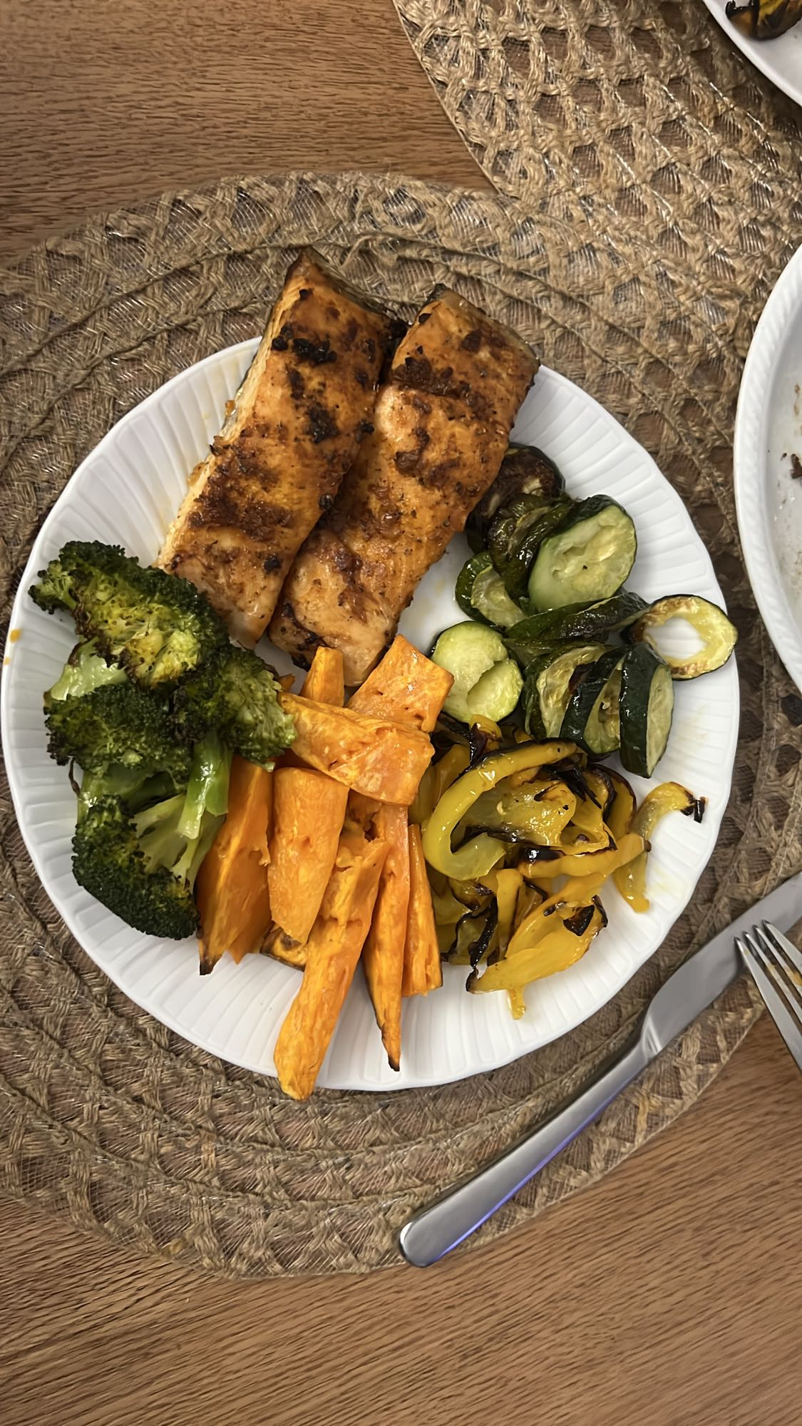 Izgara somon ve sebzeler