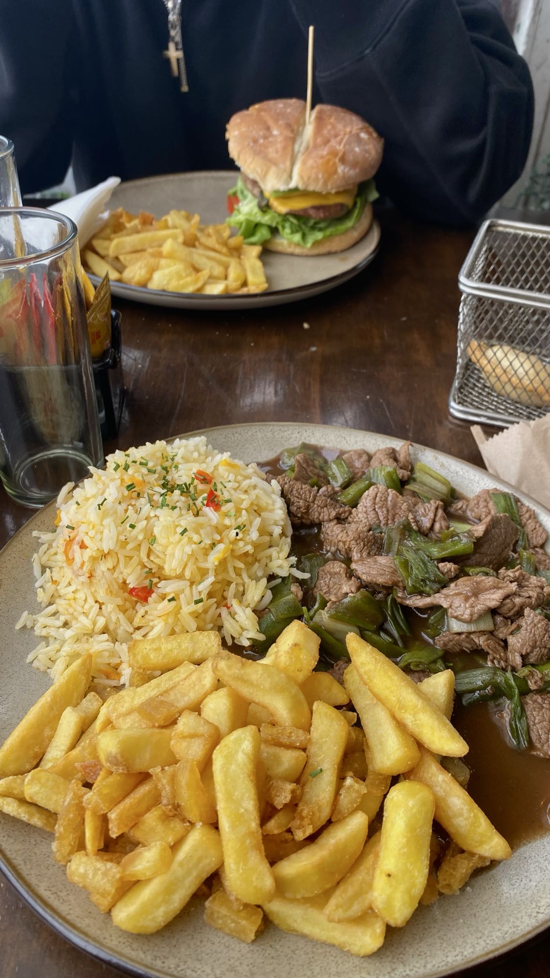 Carne con papas y arroz