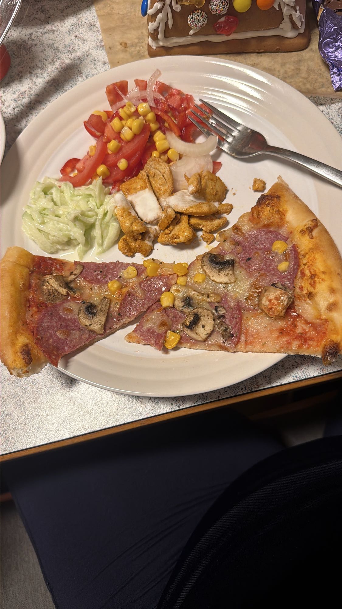 Pizza mit Salat & Hähnchen
