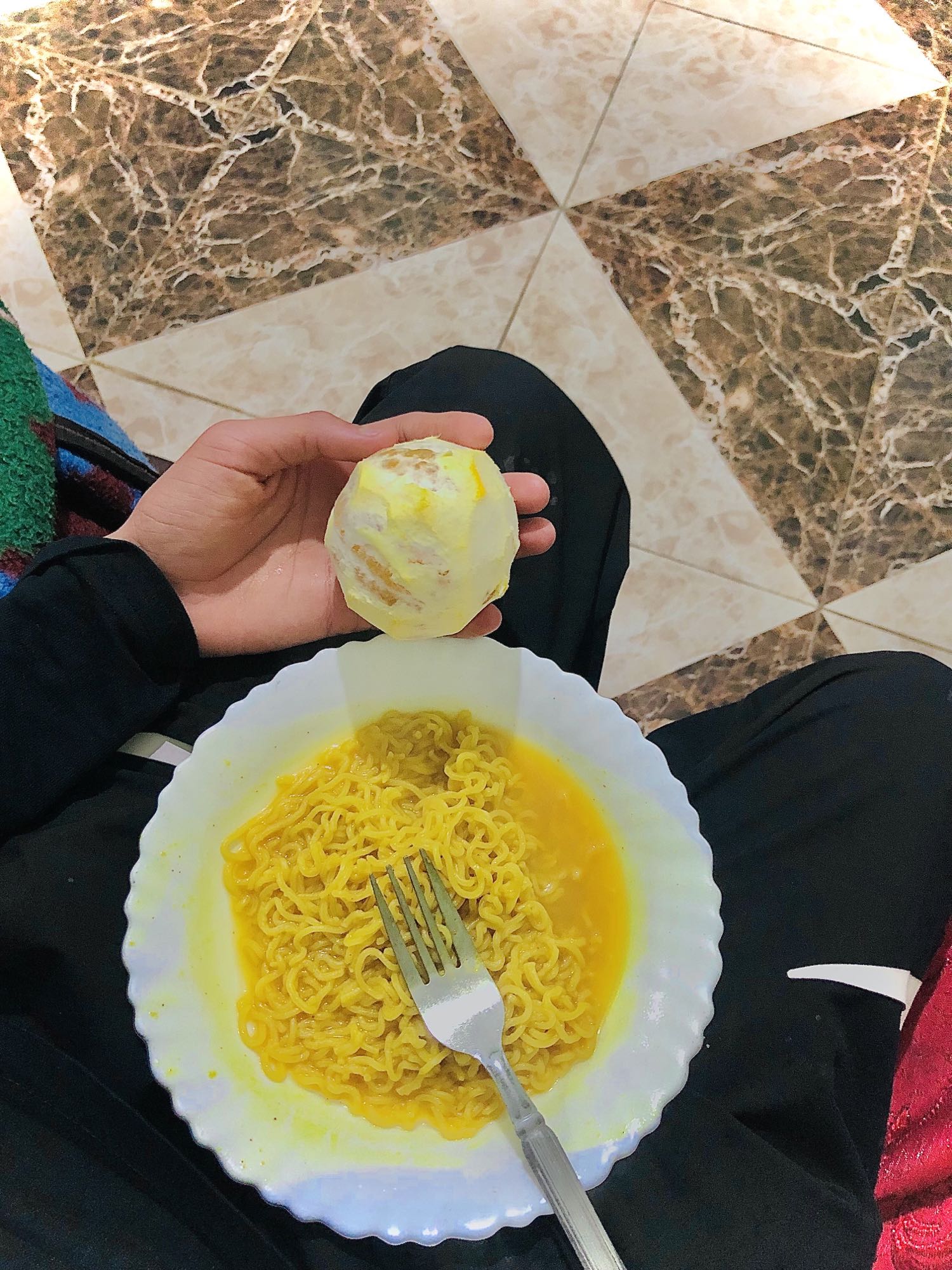 نودلز مع بيضة مسلوقة