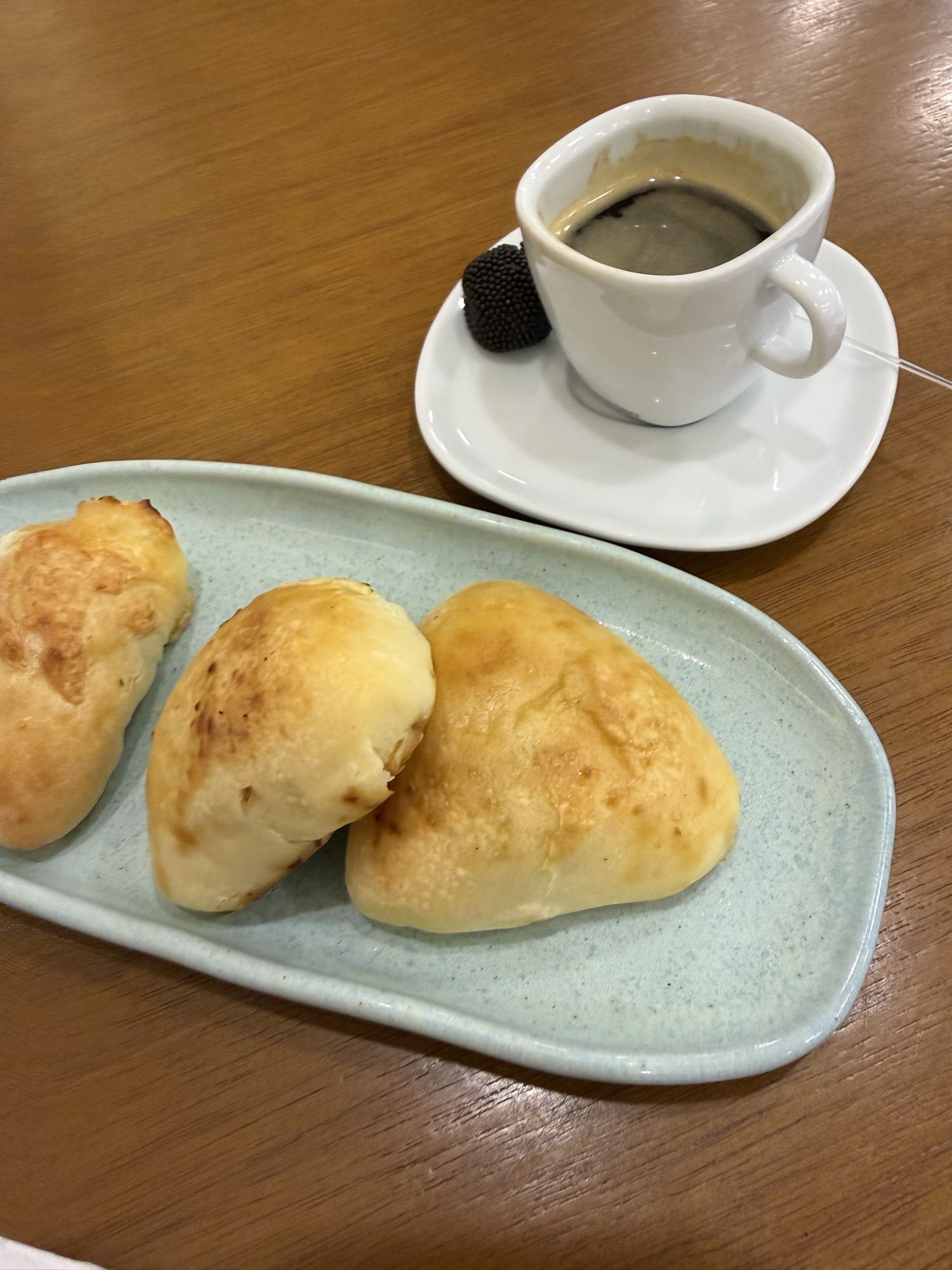 Café com pãezinhos