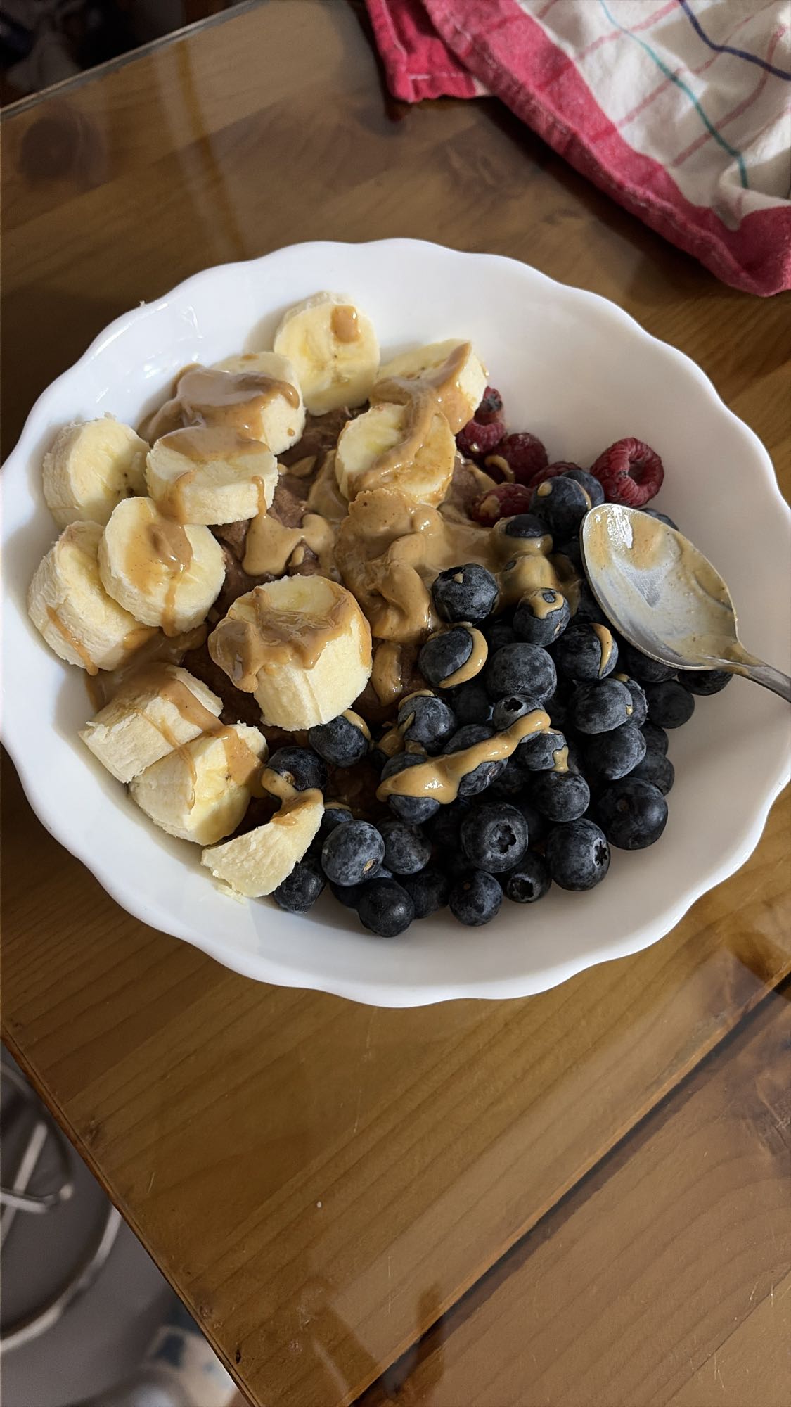 Terci de ovăz cu proteine, fructe și unt de arahide