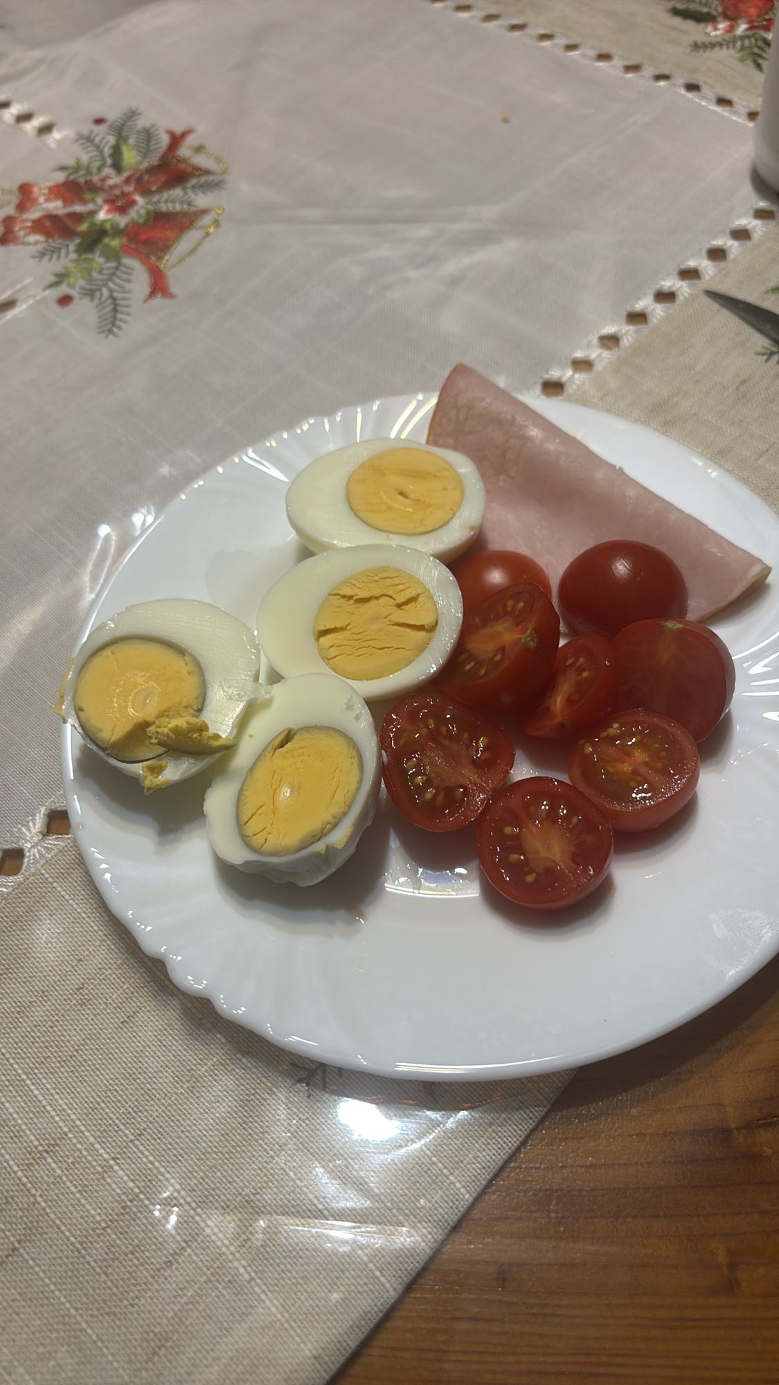 Főtt tojás sonkával és paradicsommal