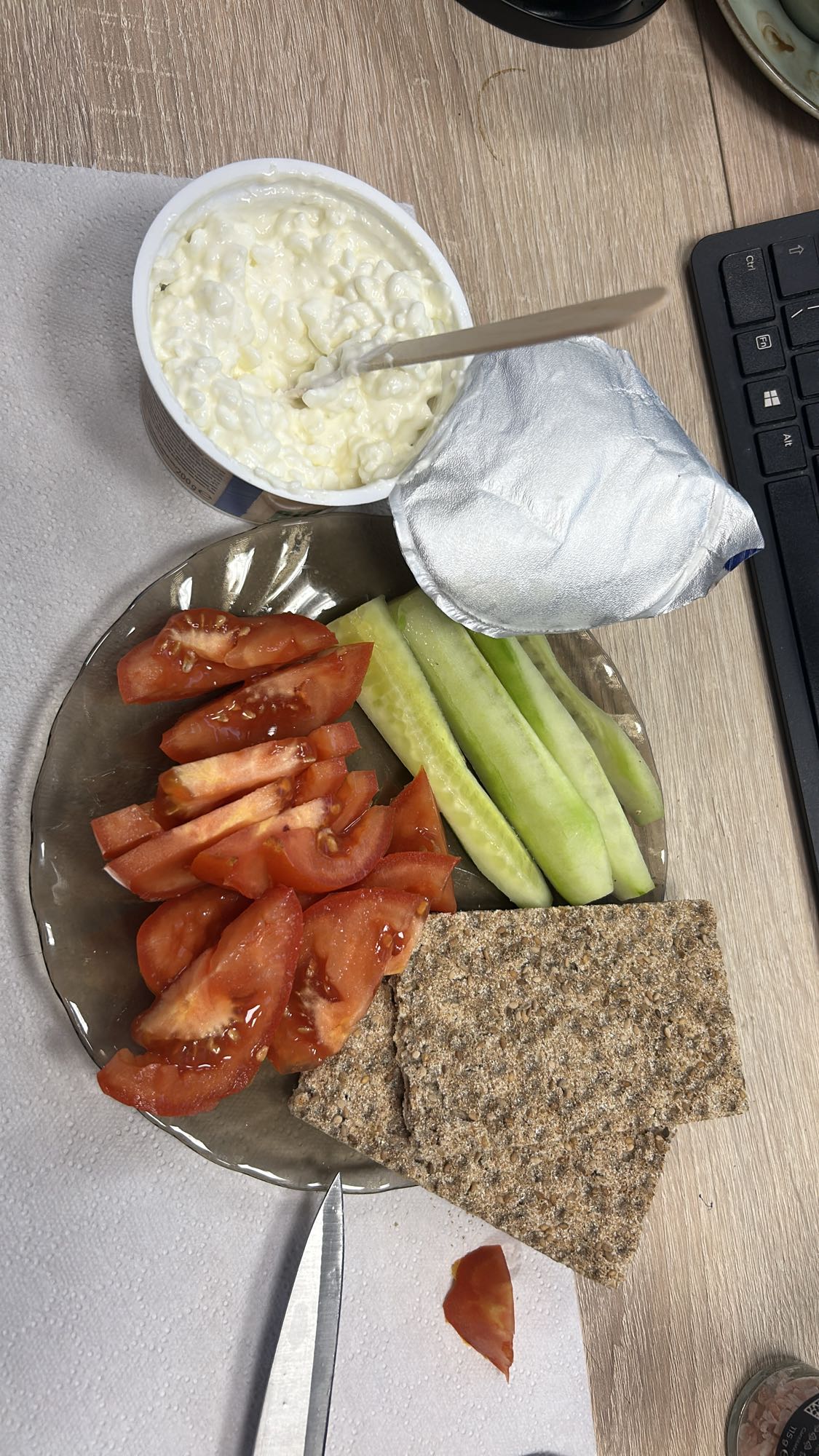 Gustare cu brânză, legume și crackers