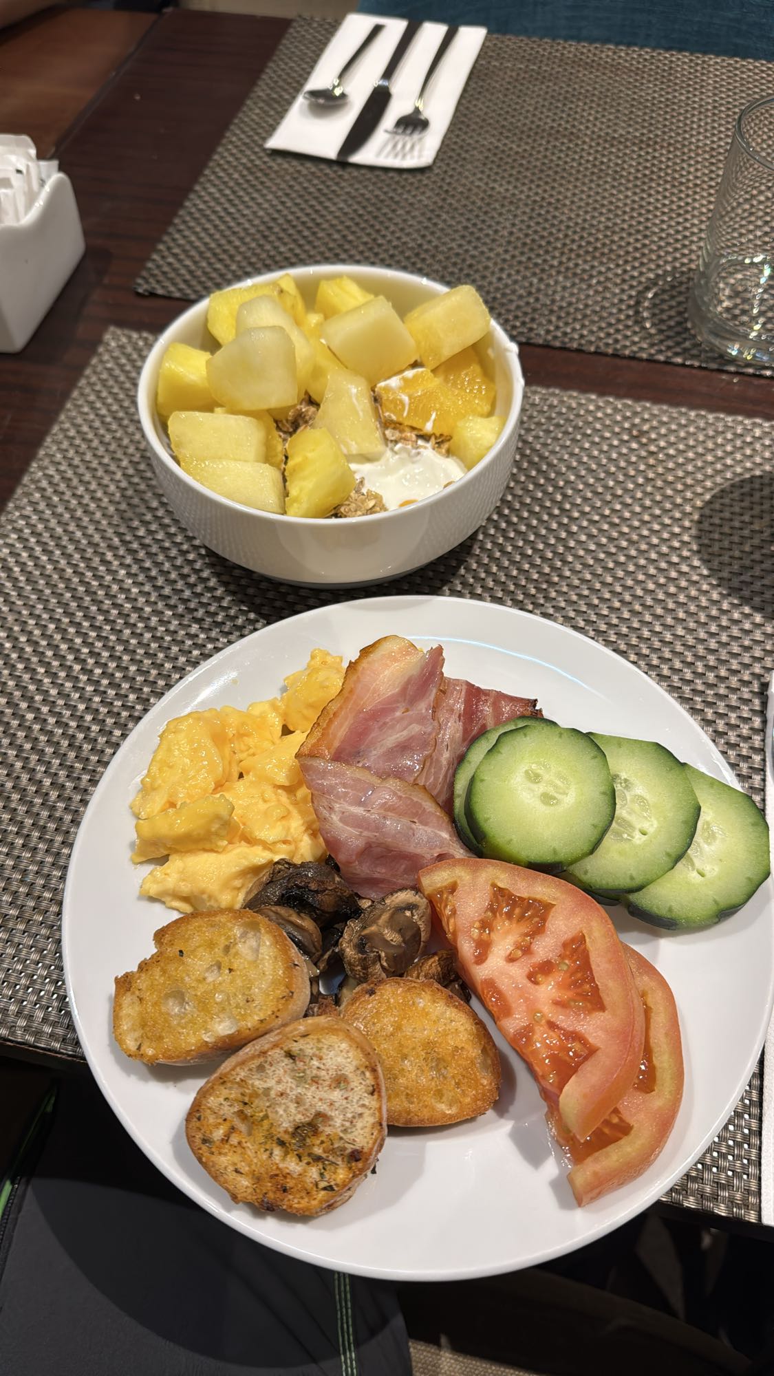 Kahvaltı tabağı ve meyveli yoğurt