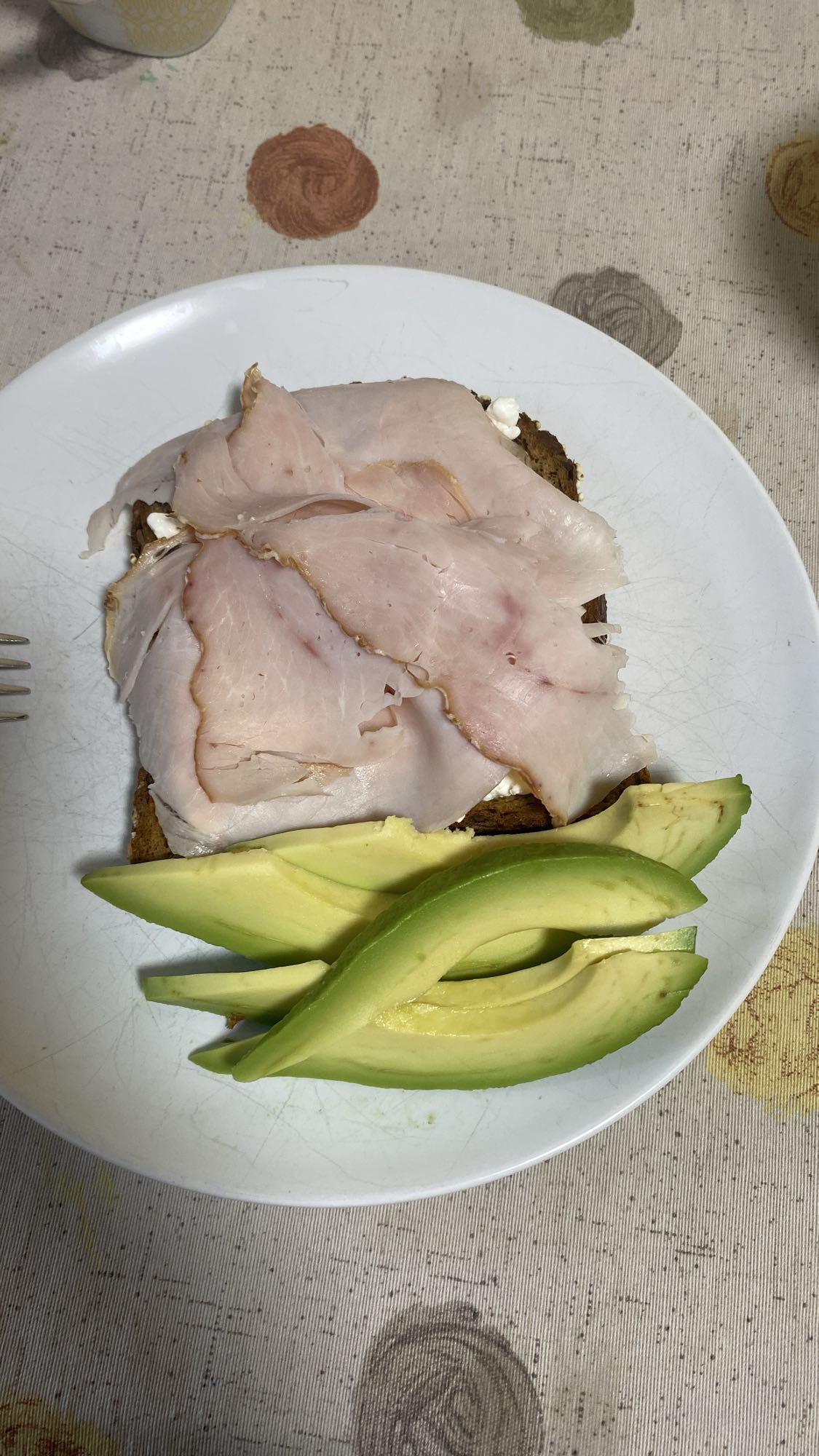 Tostada con pavo y aguacate