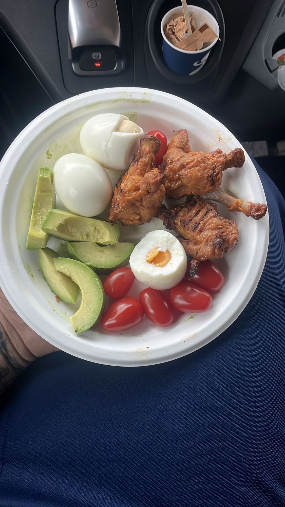 Pui cu ouă și avocado