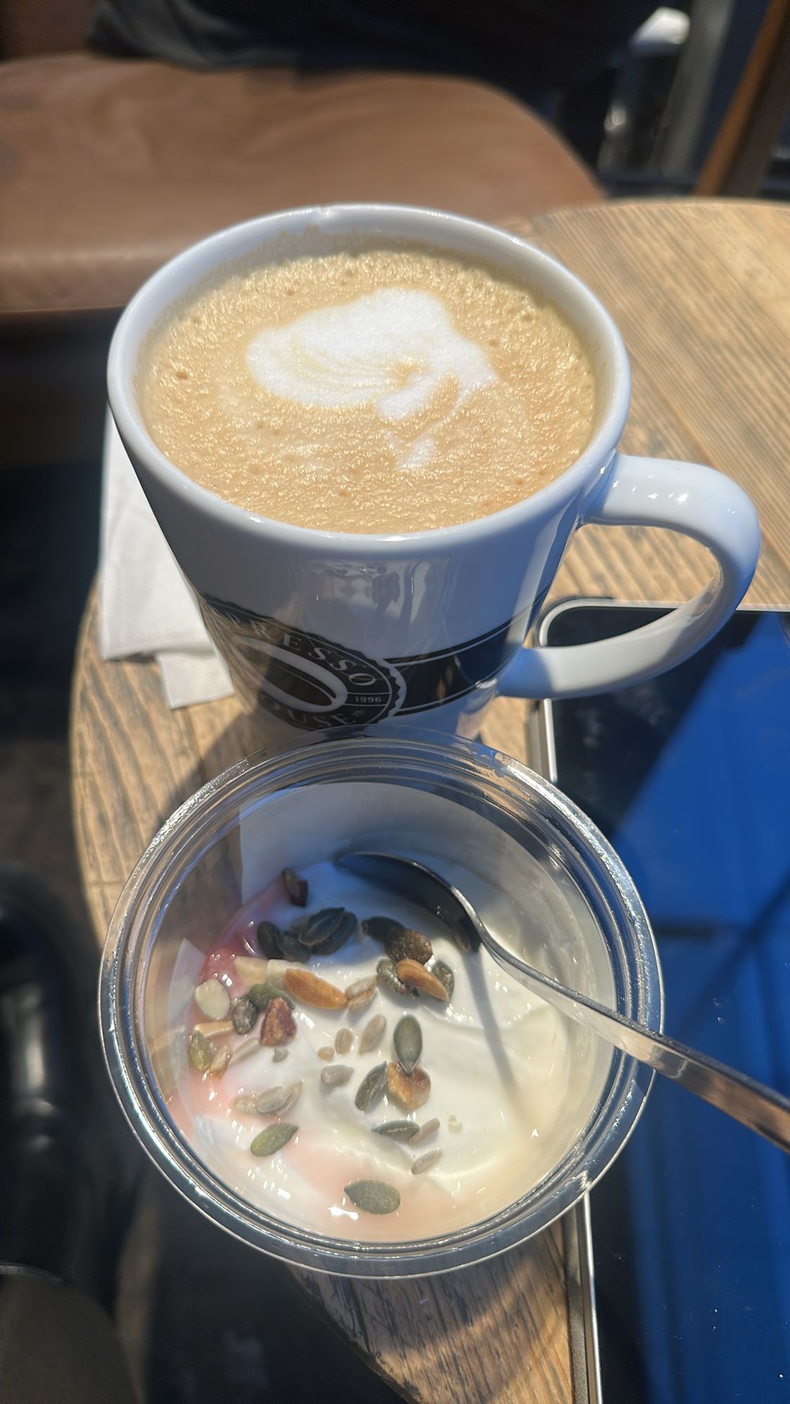 Kaffe och yoghurt med frön